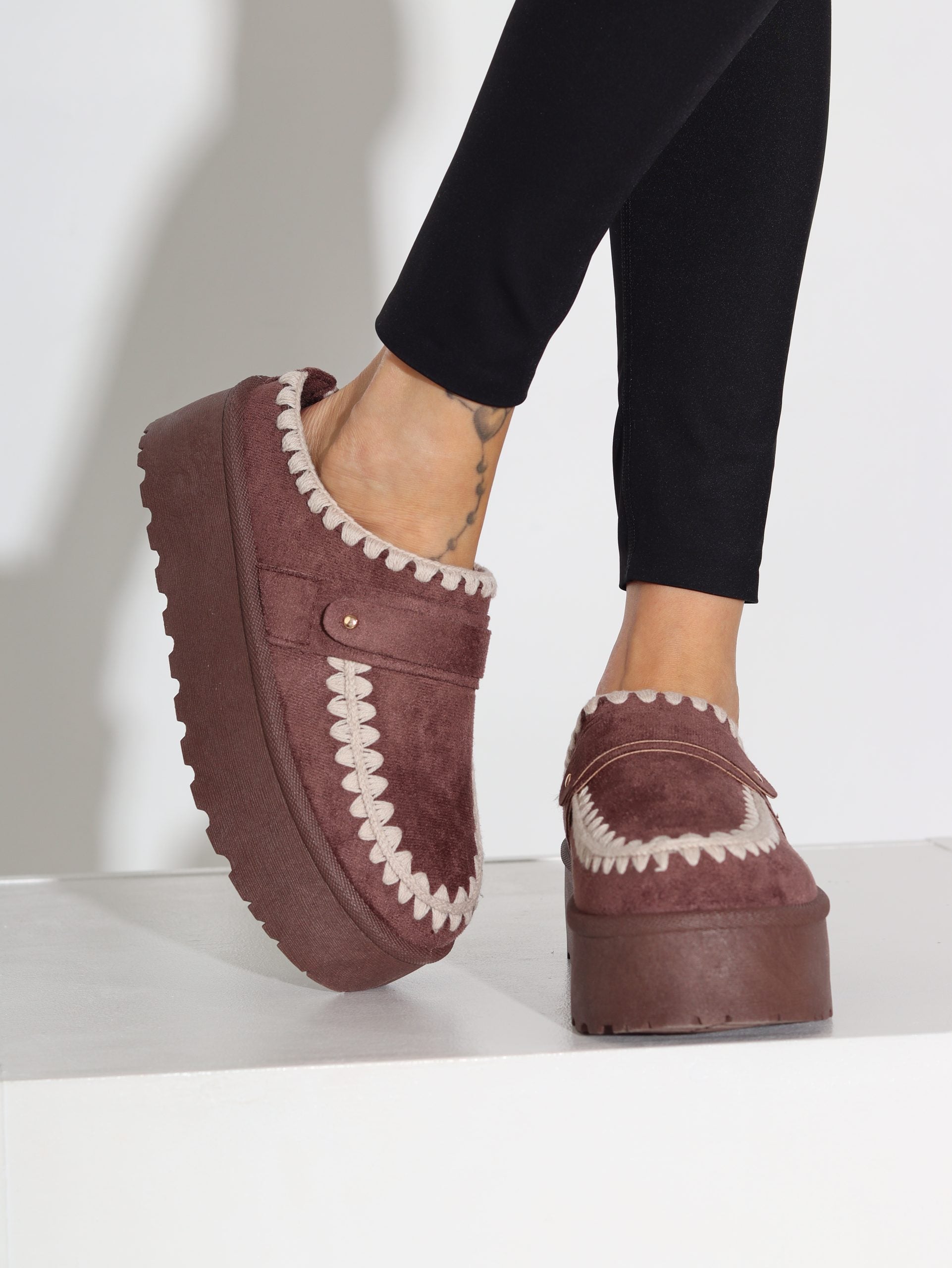 Brūni, saīsināti ,UGG' tipa apavi ar baltu diegu - 16308