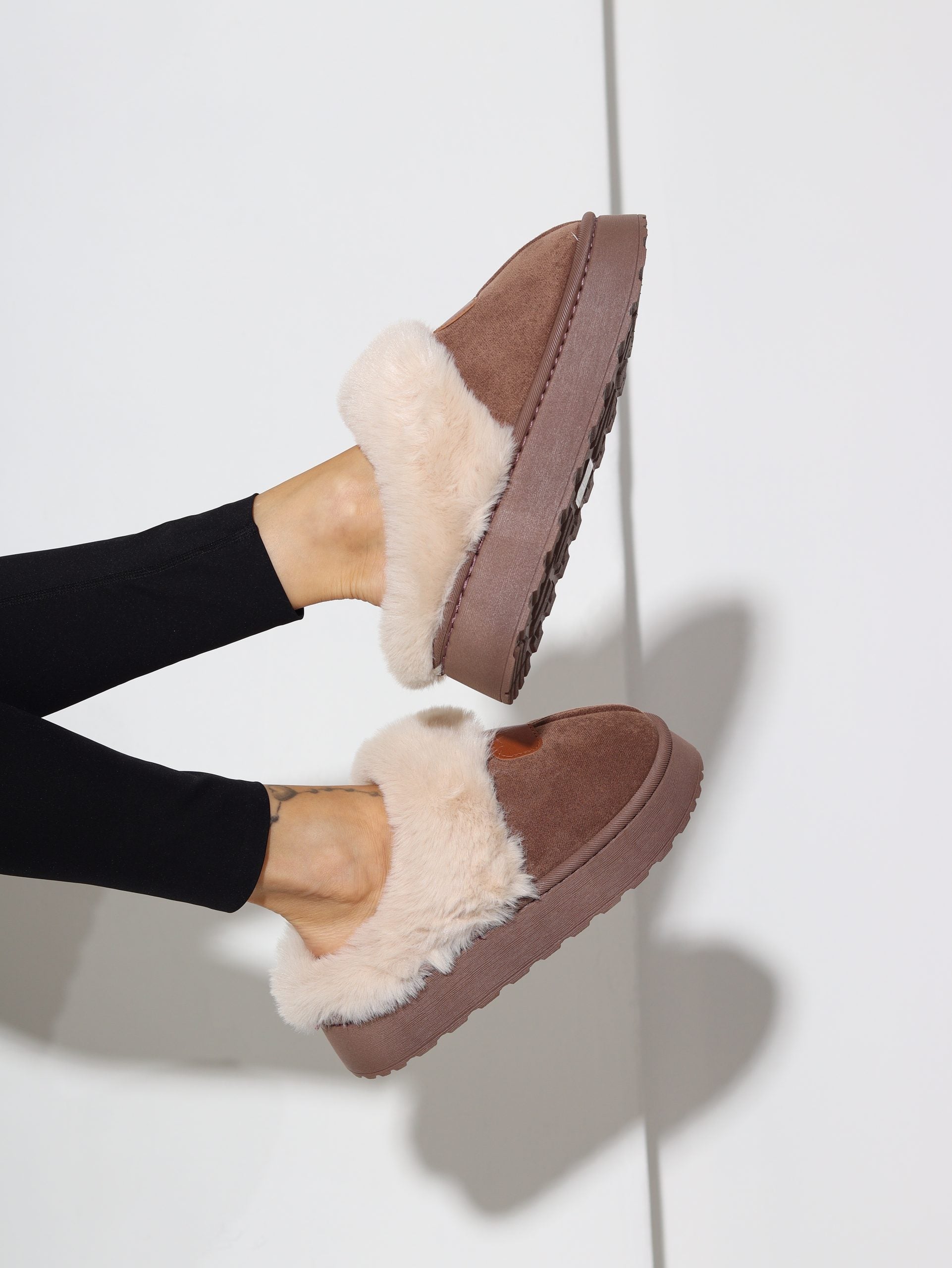 Brūni m/za apavi ar baltu pūciņu - 16317