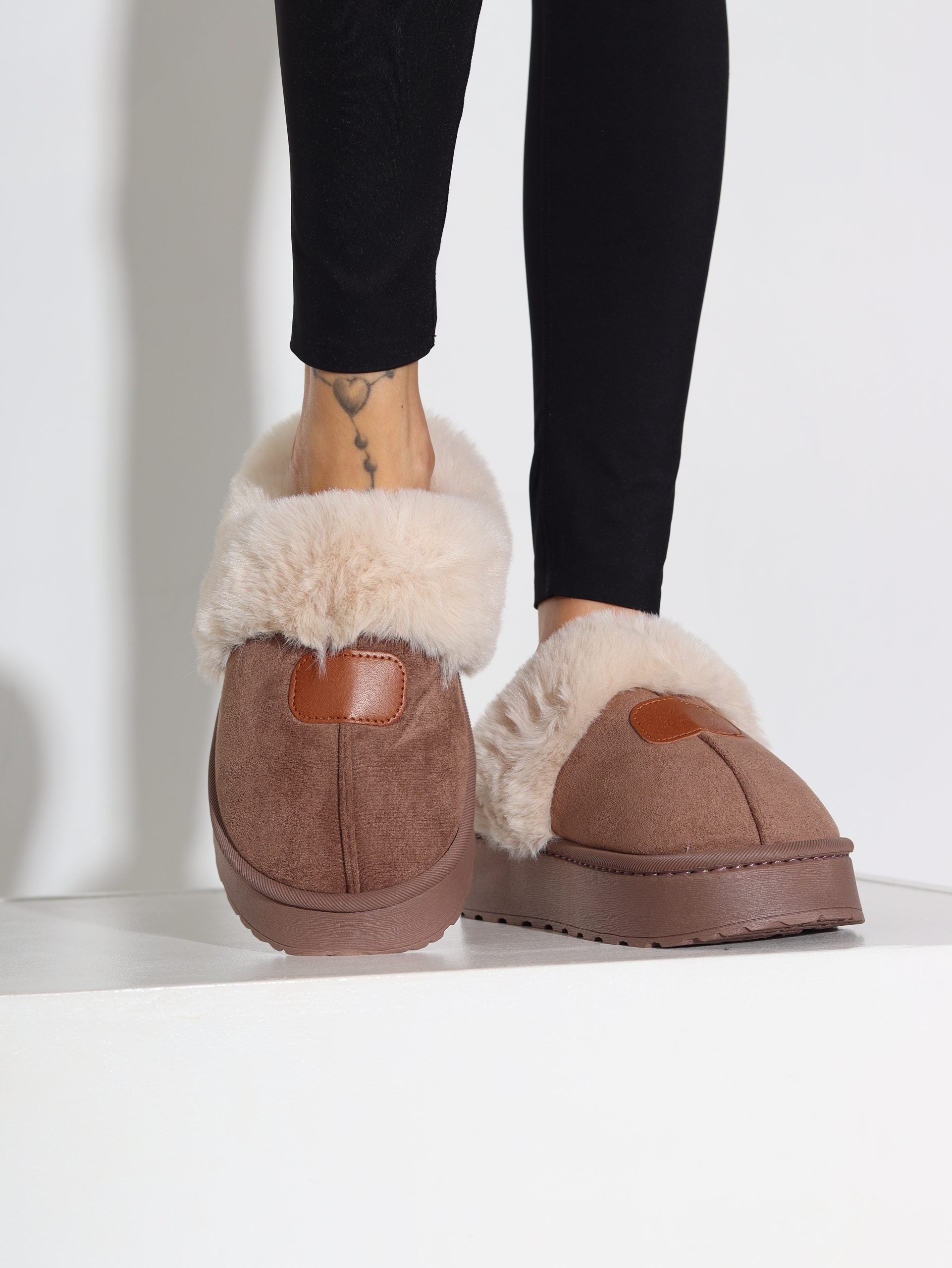 Brūni m/za apavi ar baltu pūciņu - 16317