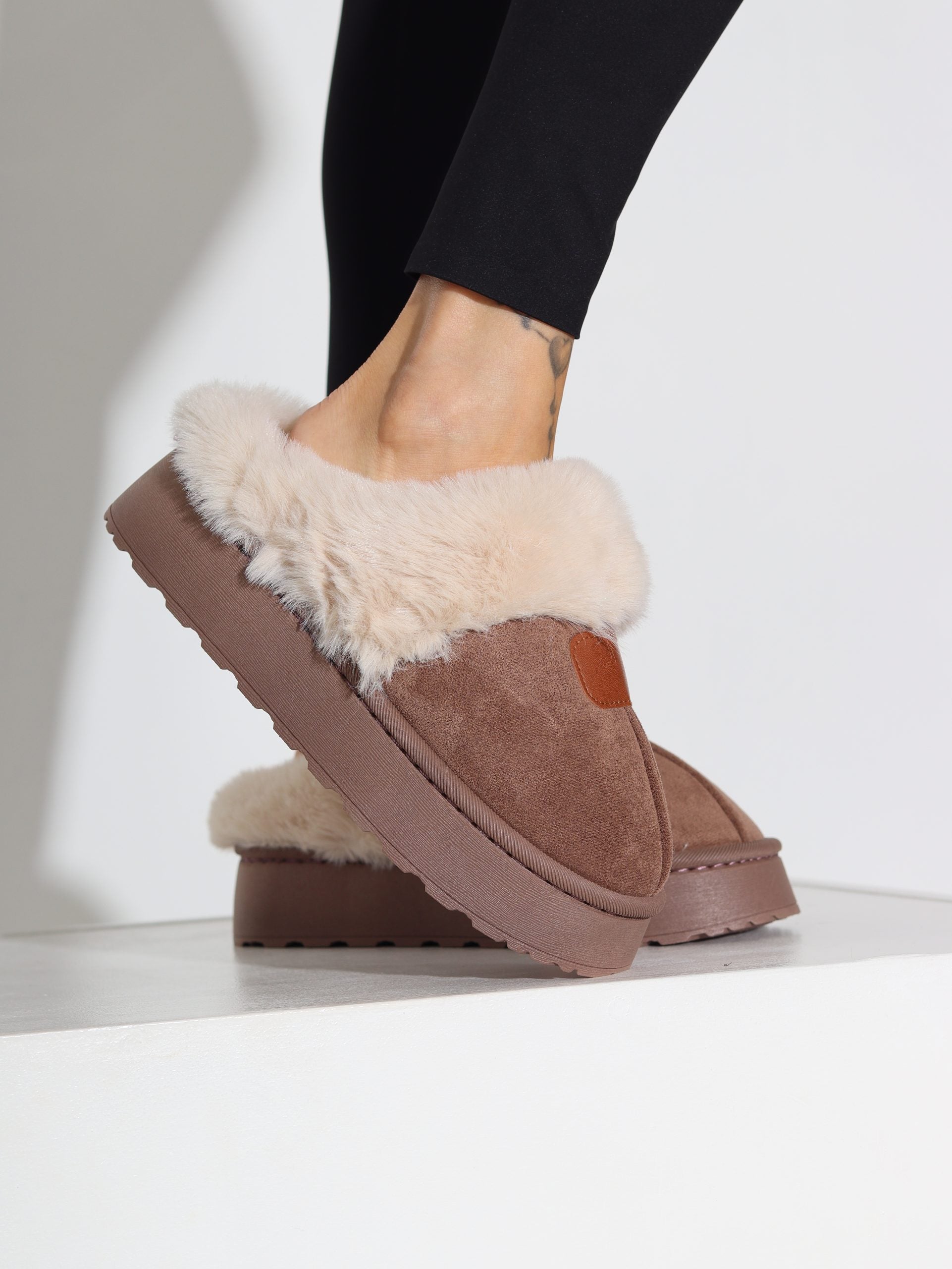 Brūni m/za apavi ar baltu pūciņu - 16317