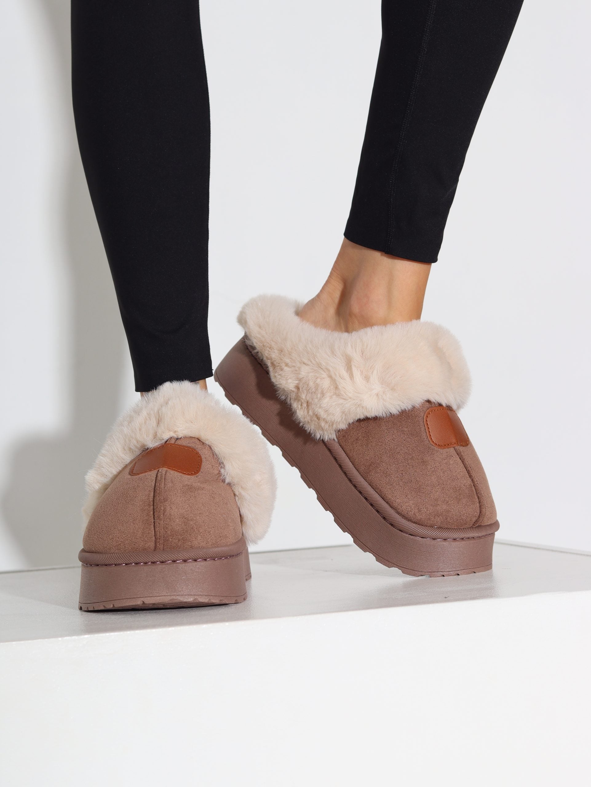 Brūni m/za apavi ar baltu pūciņu - 16317