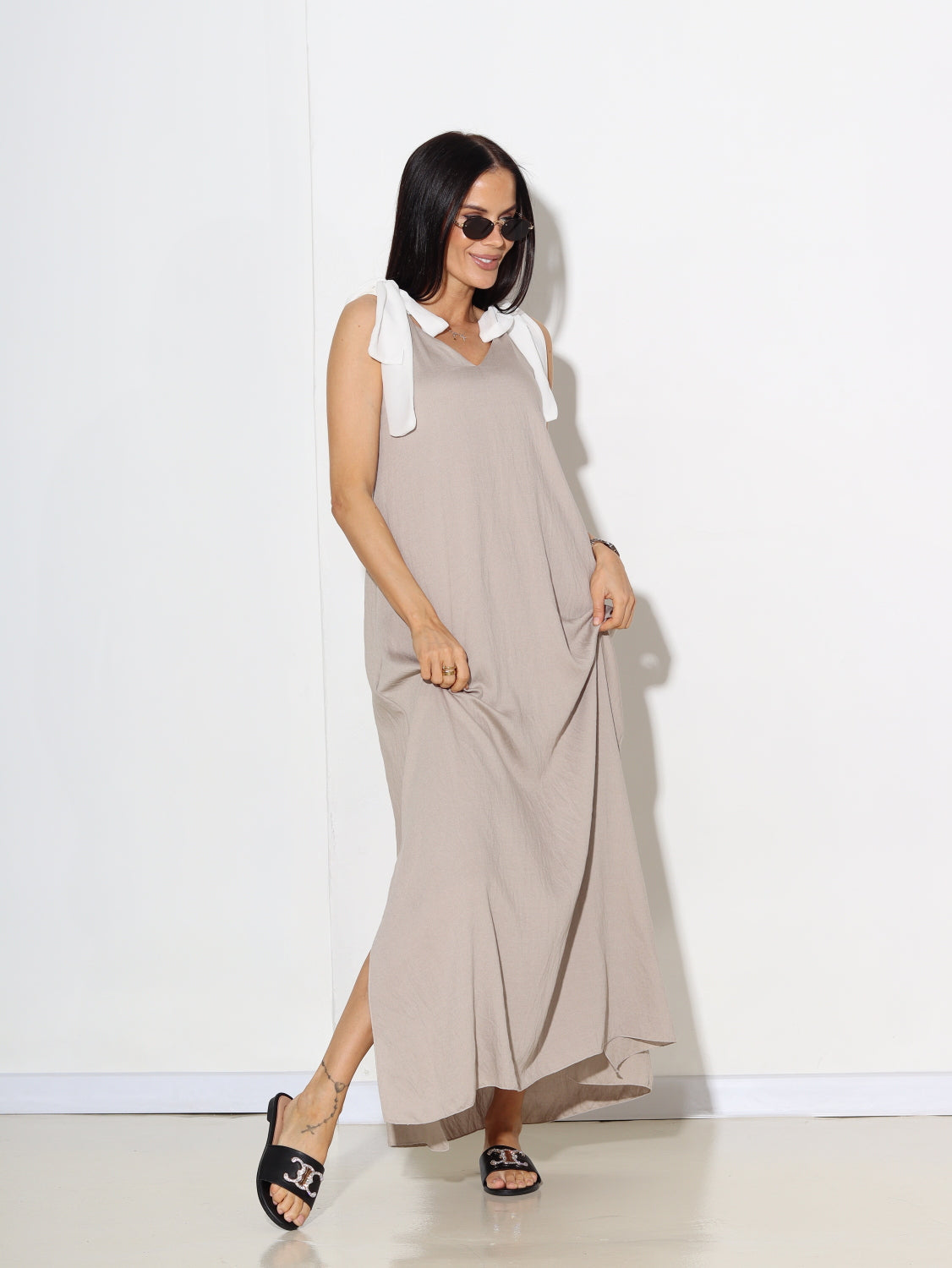 Taupe kleita ar baltām banšu lencēm - 15533