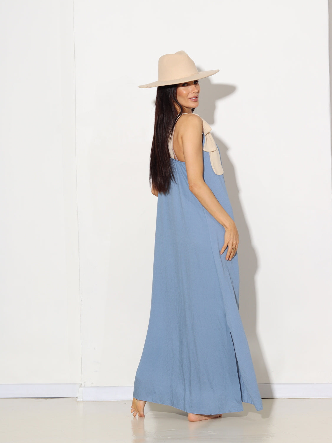 Zila/džinsa krāsas kleita ar bēšām banšu lencēm - 15532