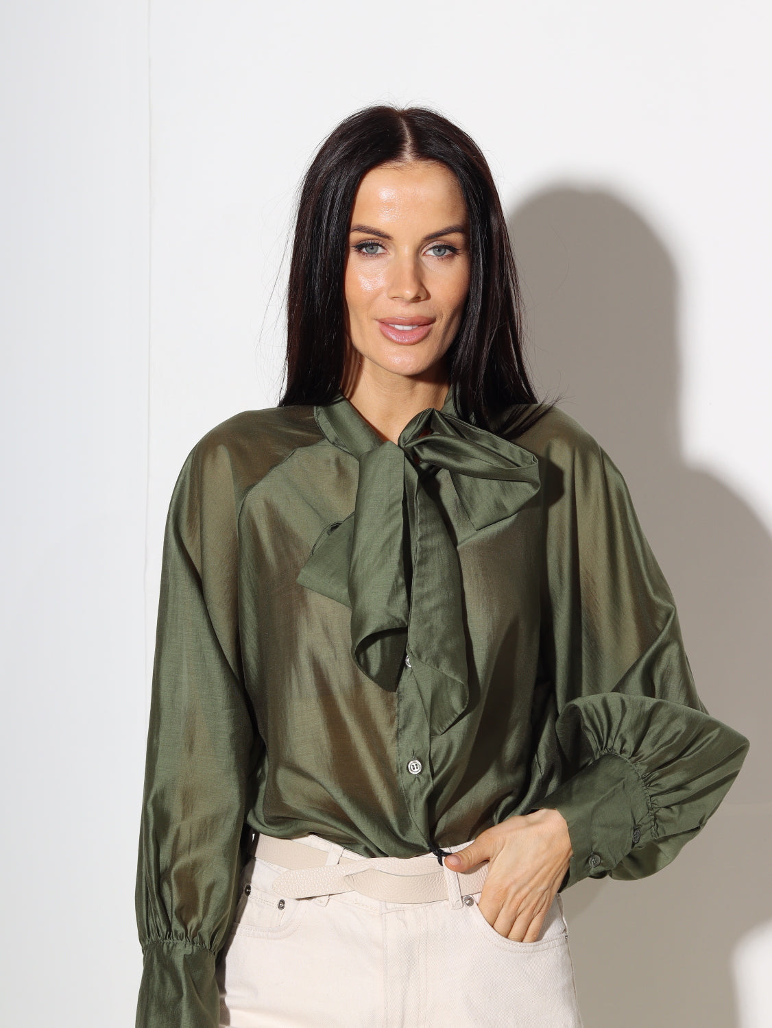 Zaļš/hakī krekls ar banti kakla daļā - 14704