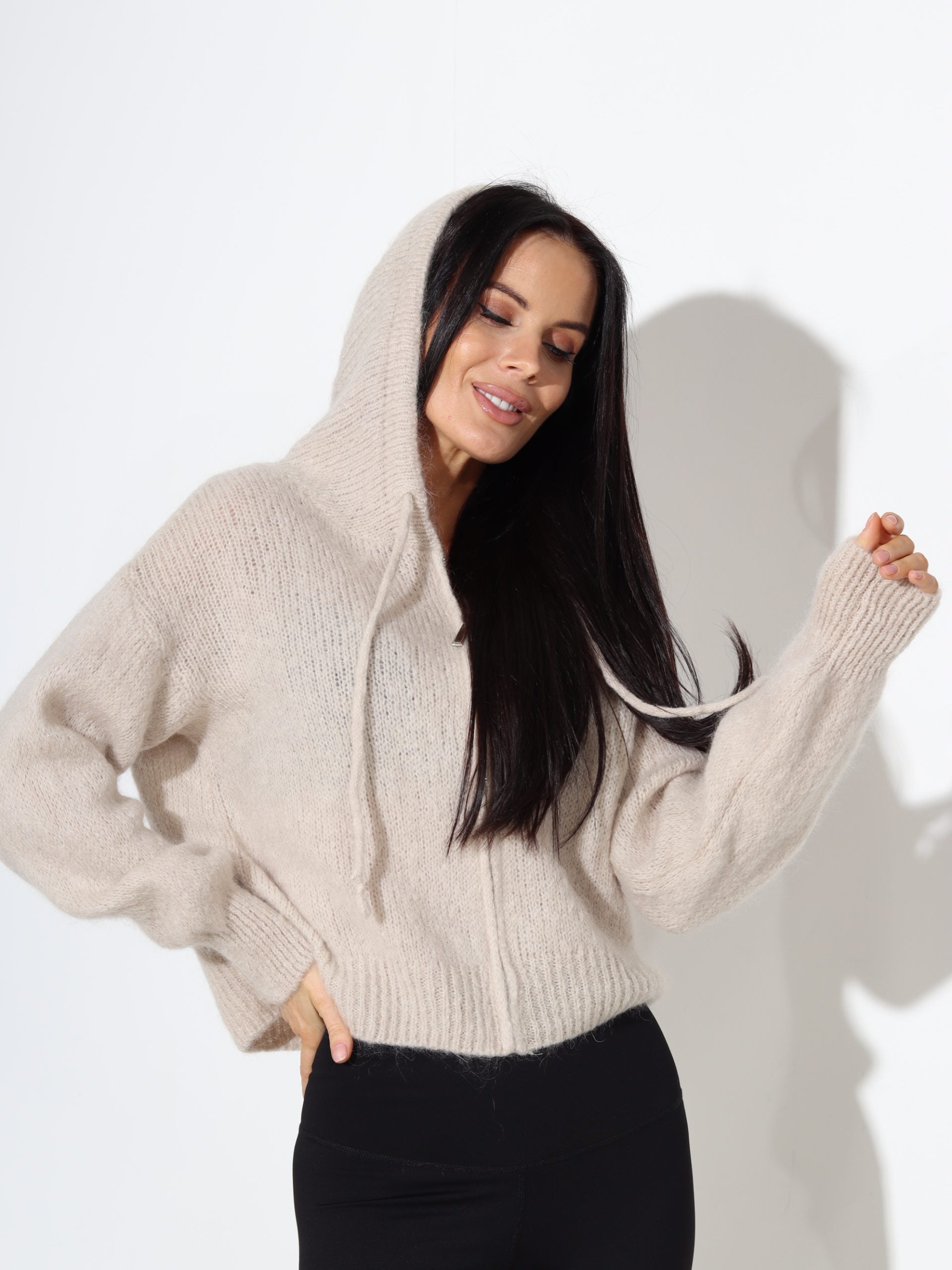 Bēša jaciņa ar kapuci un rāvējslēdzēju (mohēra sastāvā) - 17723