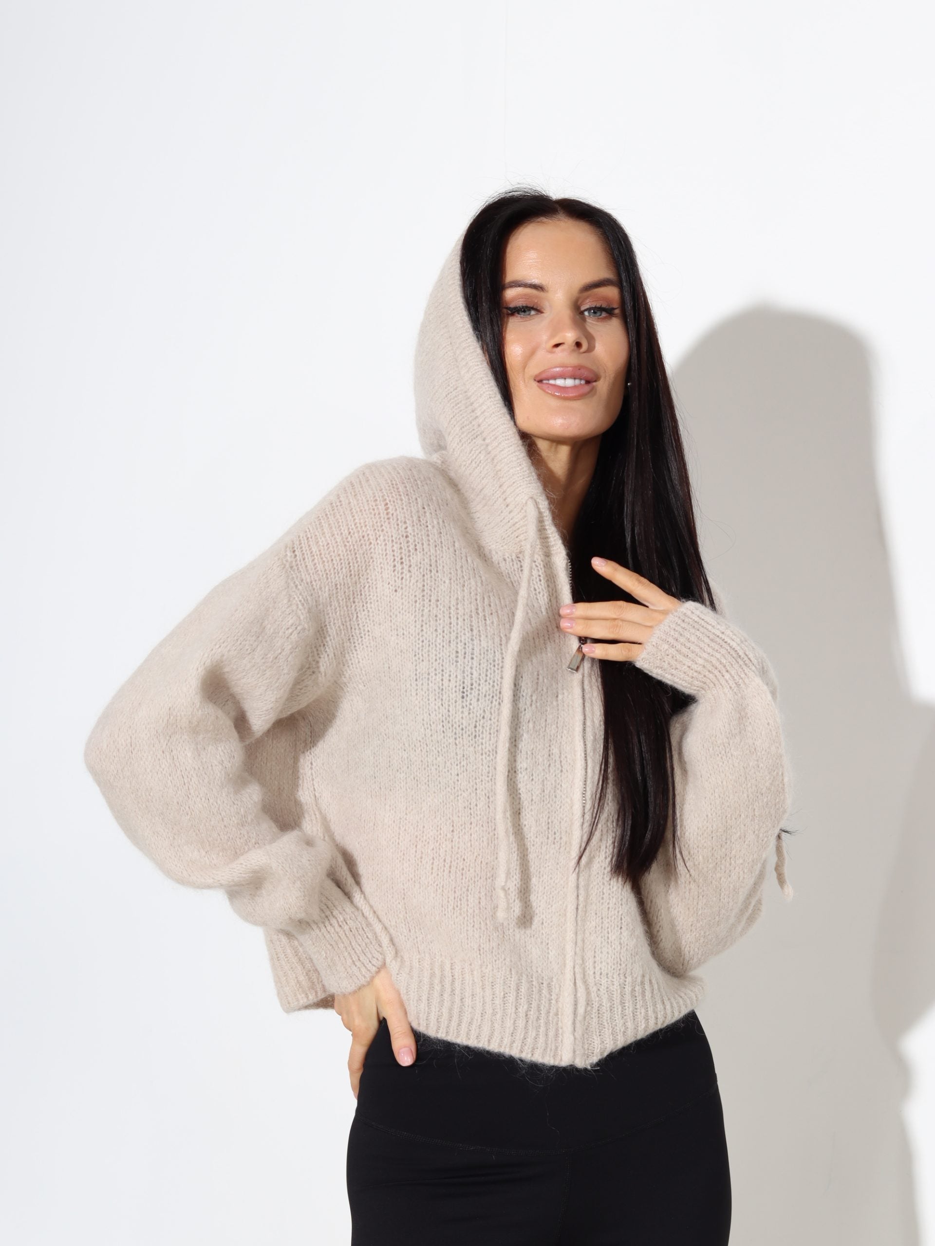 Bēša jaciņa ar kapuci un rāvējslēdzēju (mohēra sastāvā) - 17723