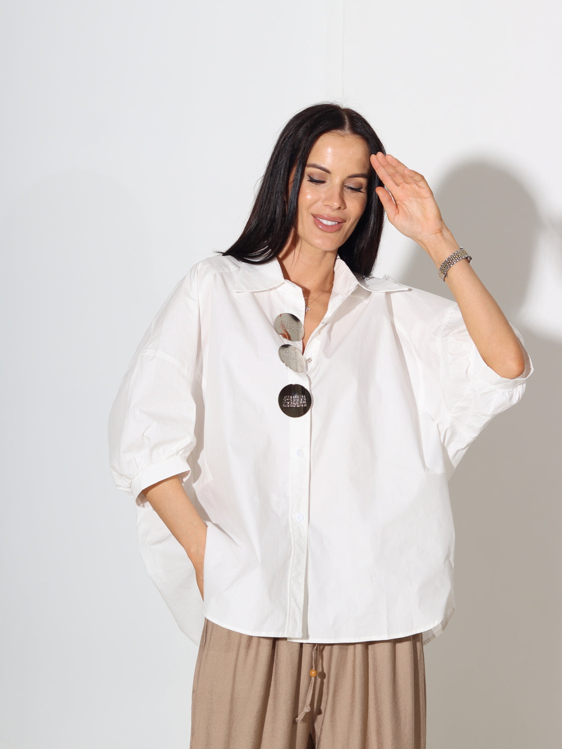 Balts krekls, īsa rociņa un stilizētas pogas - 14729