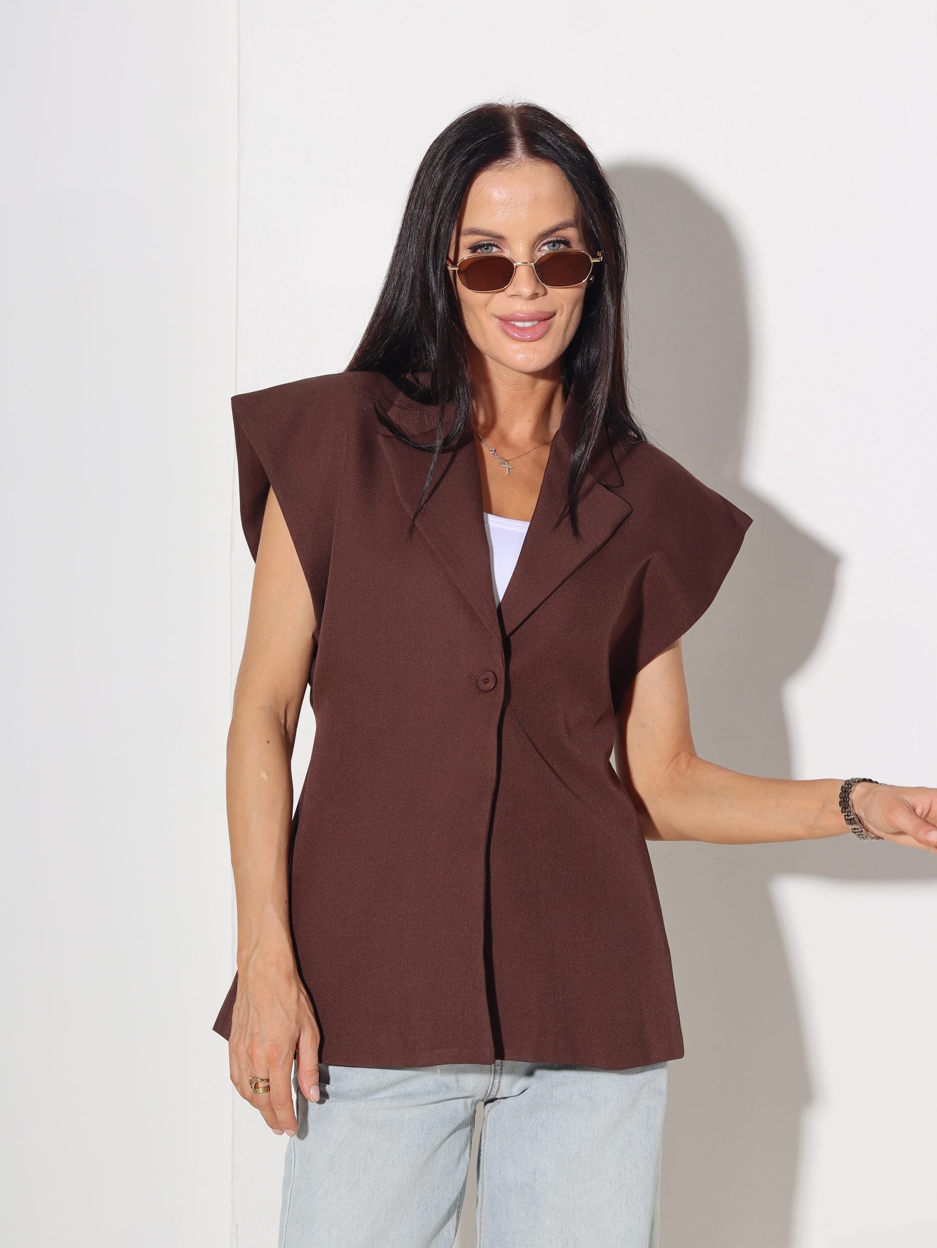 Brūna klasiska veste ar izceltu vidukli - 15930