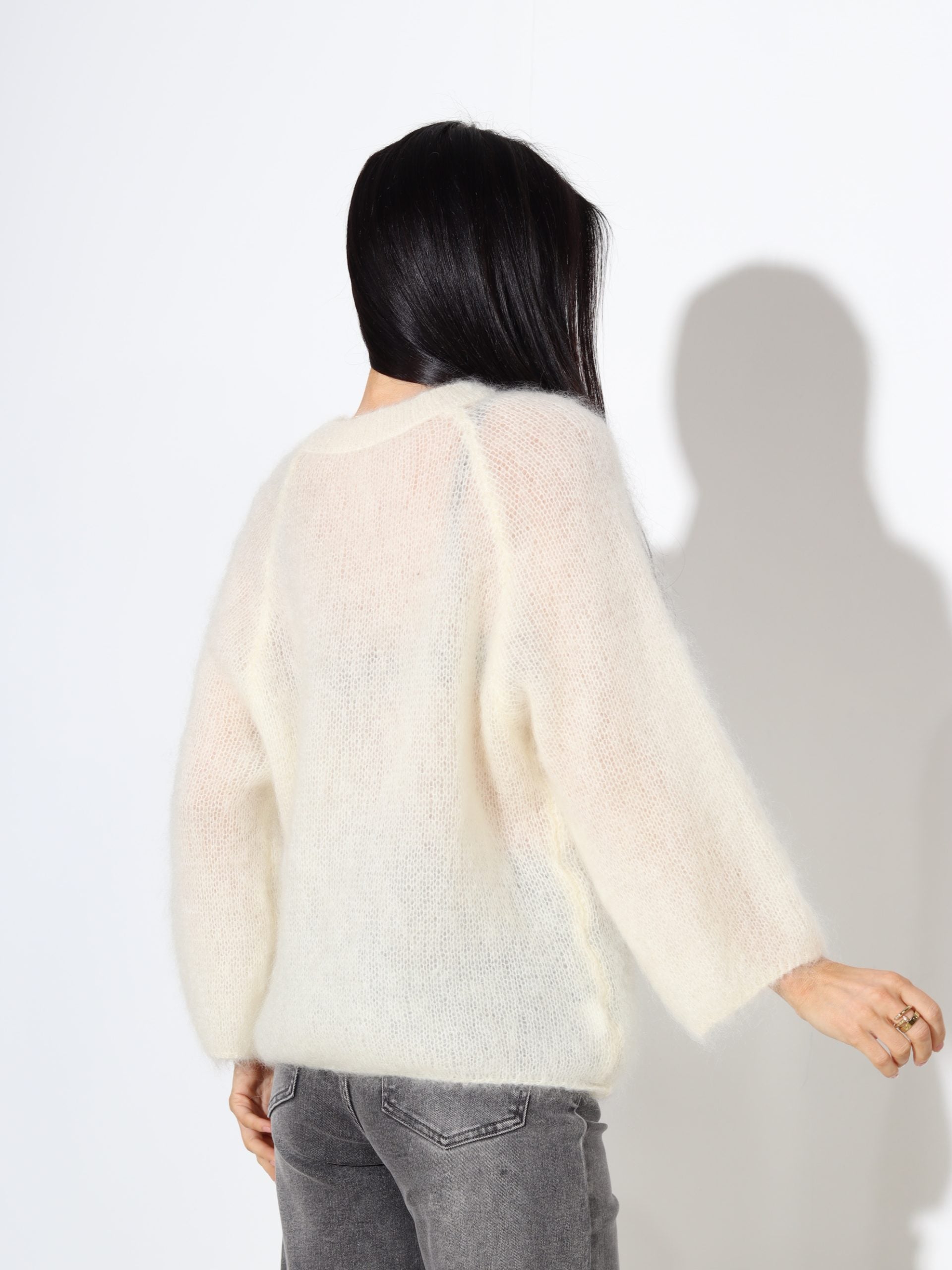 Balts mohēras džemperis ar slīpu plecu daļu - 17705