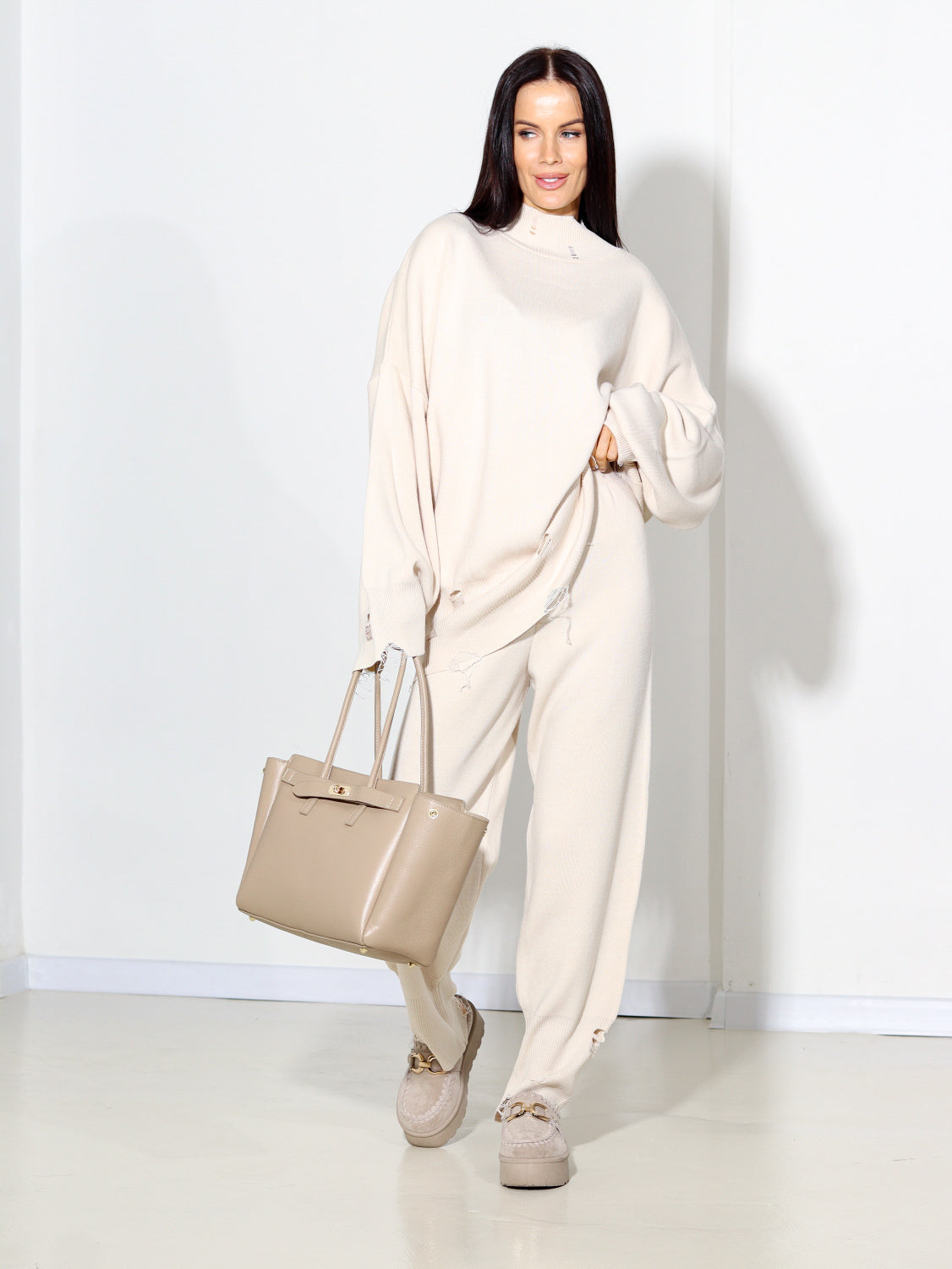 Bēšs adīts komplekts ar plēsumiem - 14260