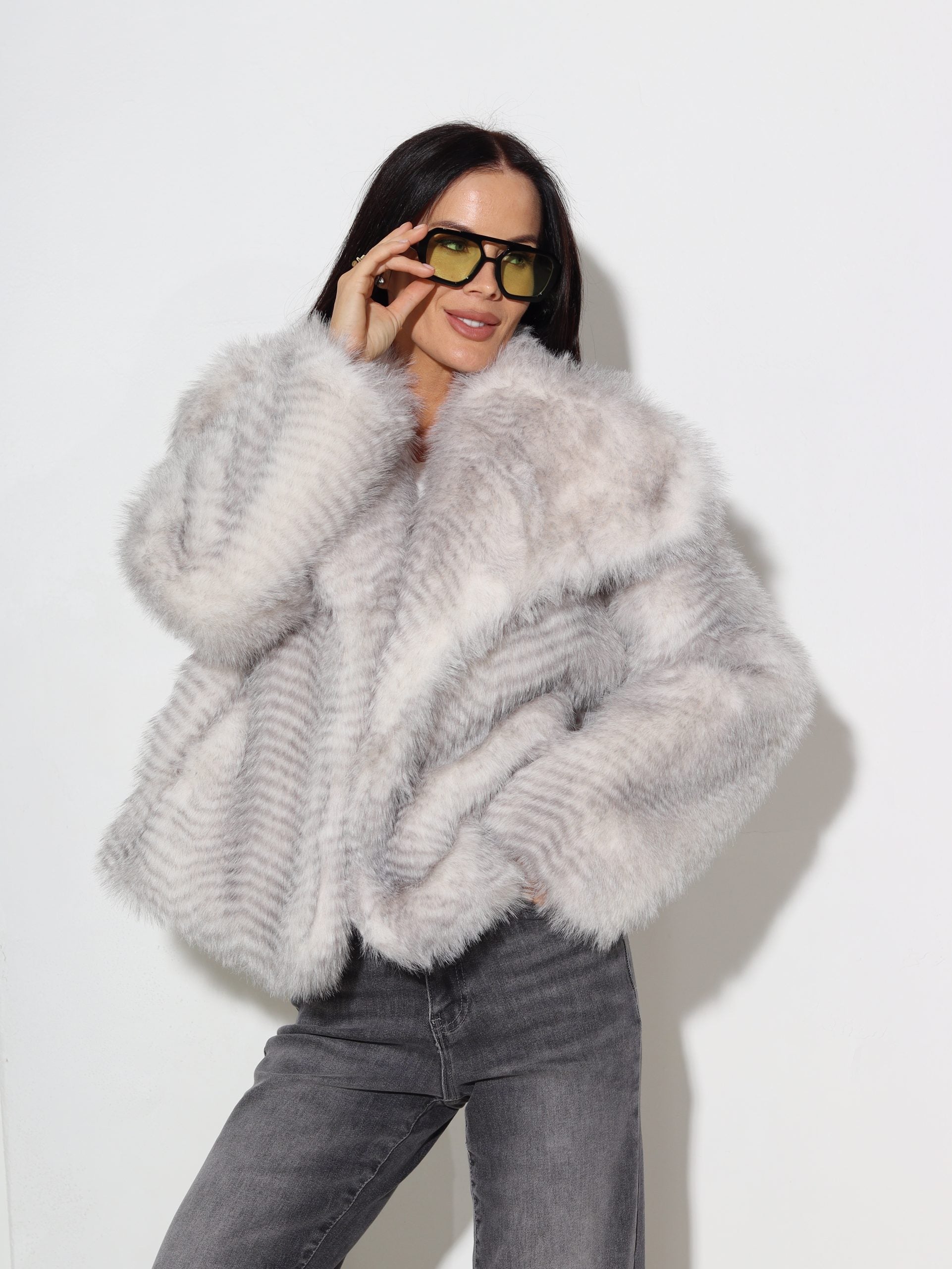 Balts ar pelēkas krāsas iejaukumu, īss m/ā kažociņš - 16335