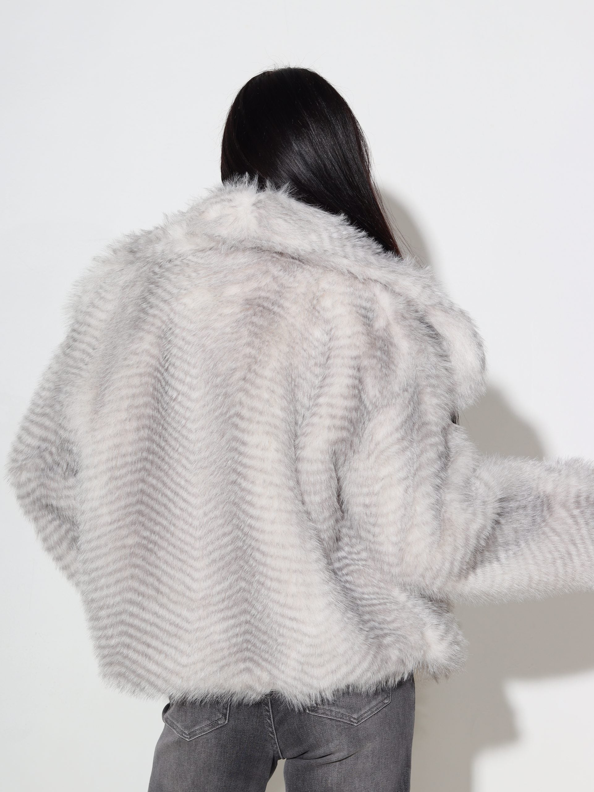 Balts ar pelēkas krāsas iejaukumu, īss m/ā kažociņš - 16335