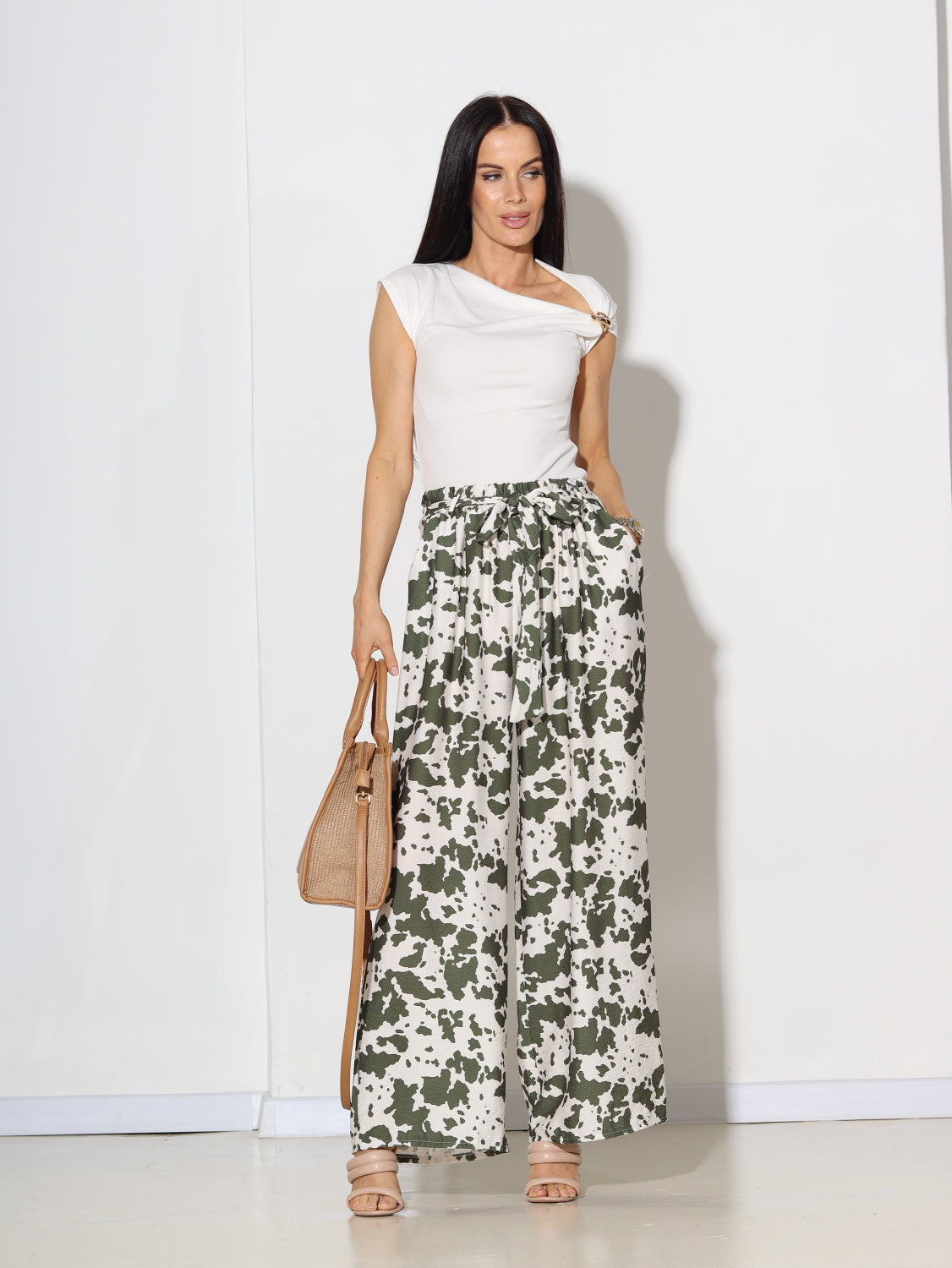 Zaļas viskozes auduma bikses 'Traipiņš' - 14741