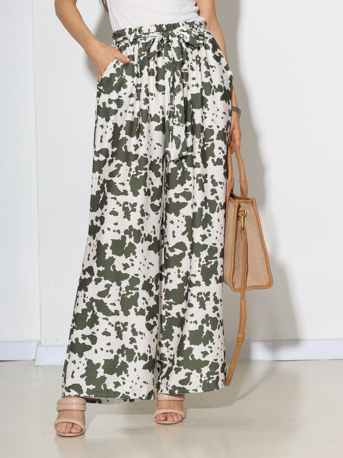 Zaļas viskozes auduma bikses 'Traipiņš' - 14741