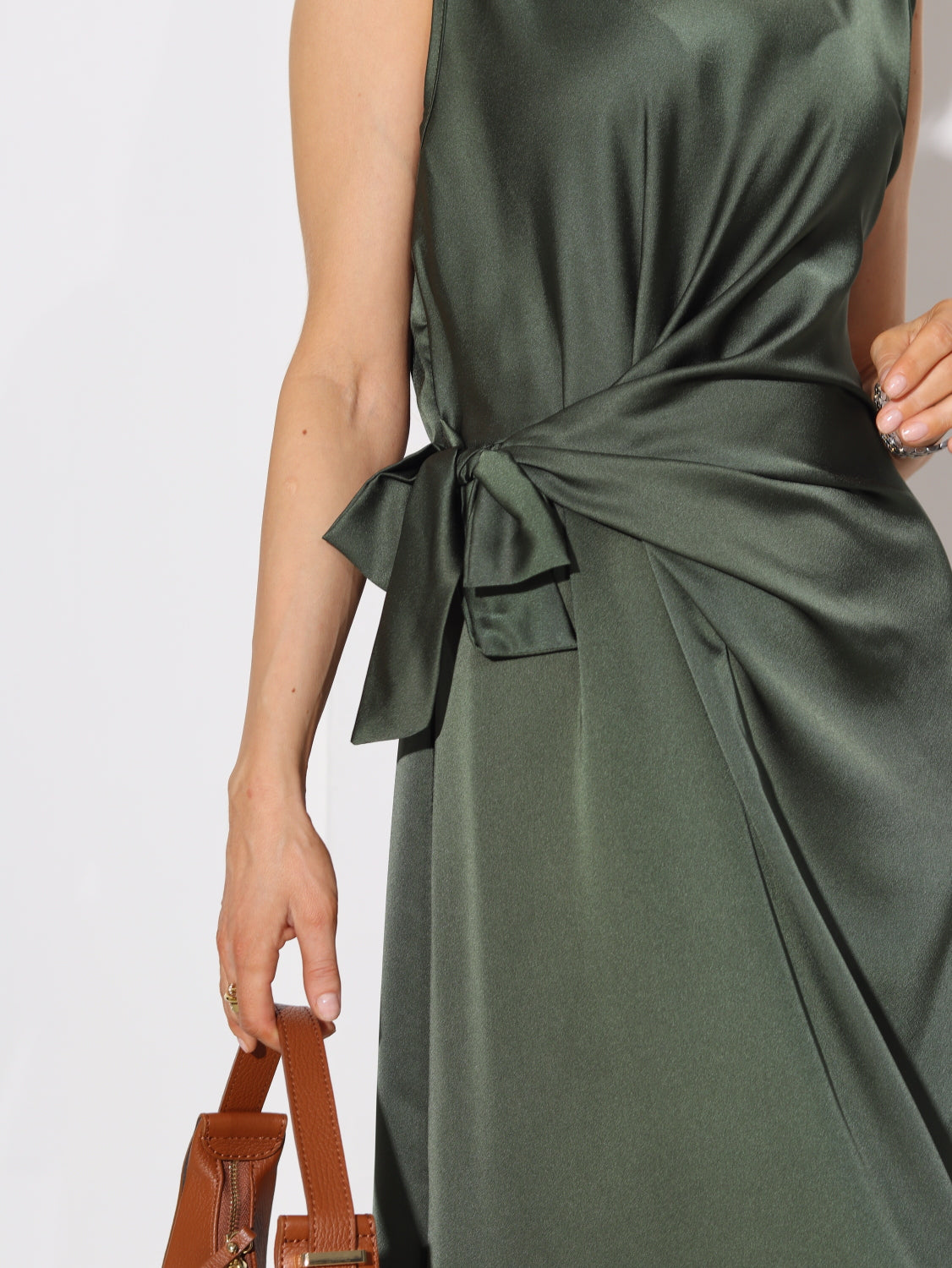 Zaļa atlasa kleita ar vienā sānā sasienamu banti - 14742