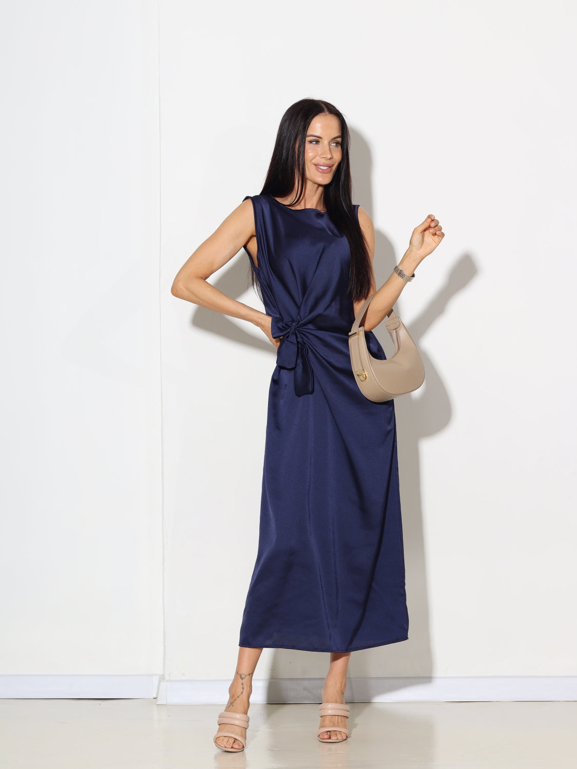 Zila atlasa kleita ar vienā sānā sasienamu banti - 14745