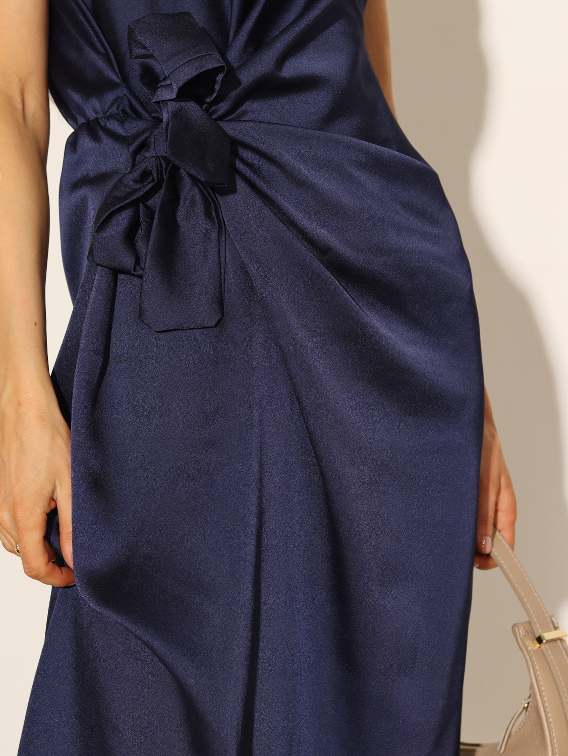 Zila atlasa kleita ar vienā sānā sasienamu banti - 14745