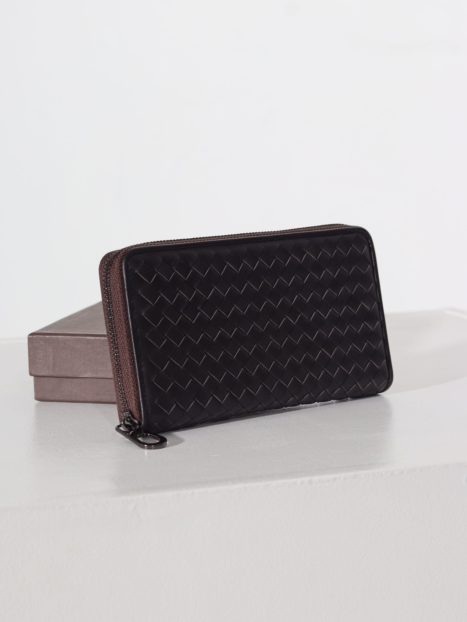 Brūns d/ā maks ar pinuma imitāciju un rāvējslēdzēja aizdari - 15952