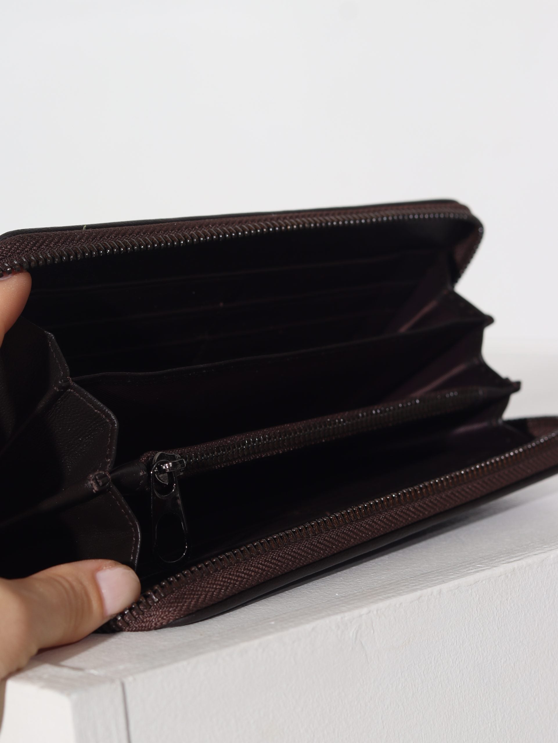 Brūns d/ā maks ar pinuma imitāciju un rāvējslēdzēja aizdari - 15952