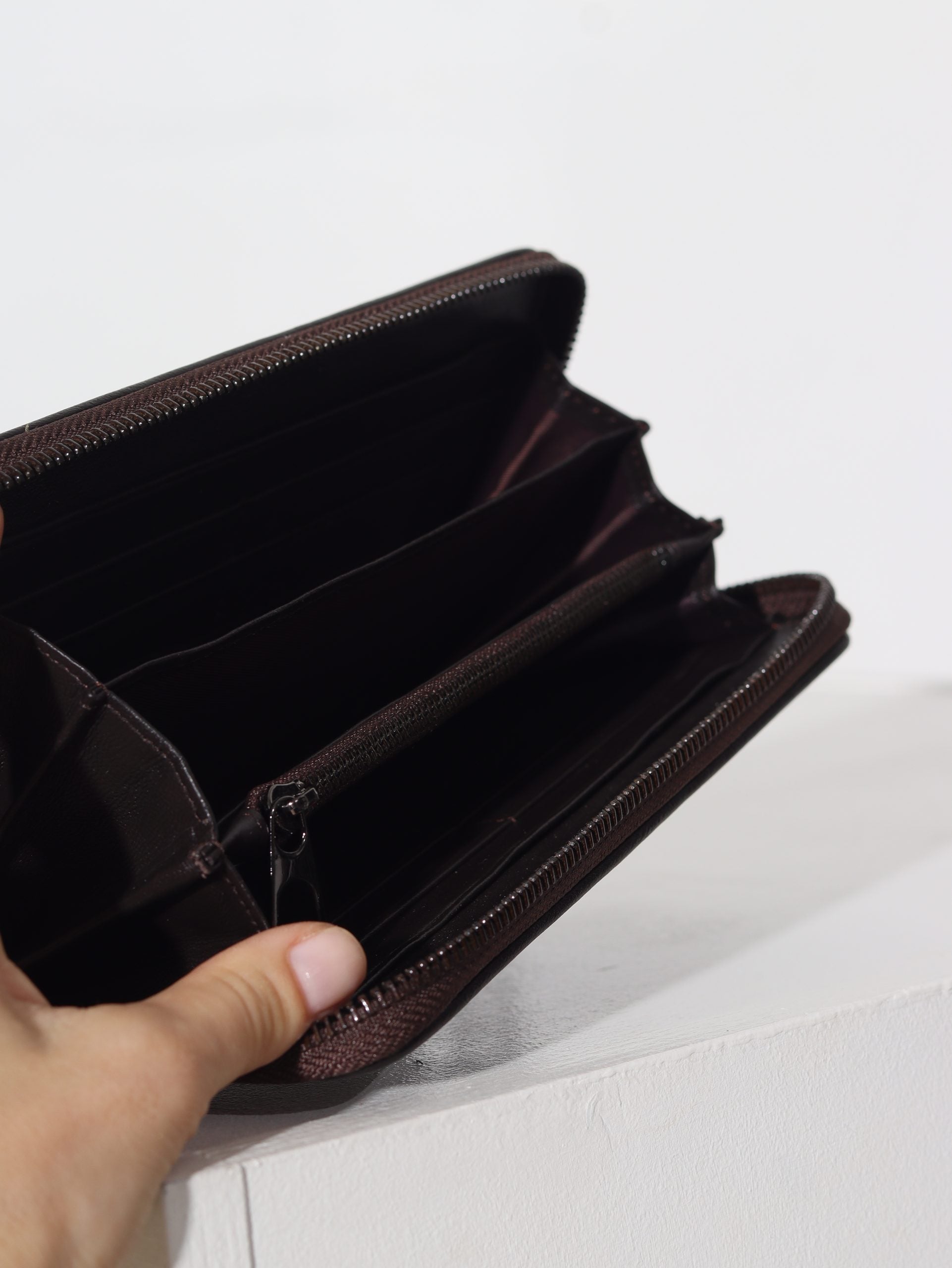 Brūns d/ā maks ar pinuma imitāciju un rāvējslēdzēja aizdari - 15952