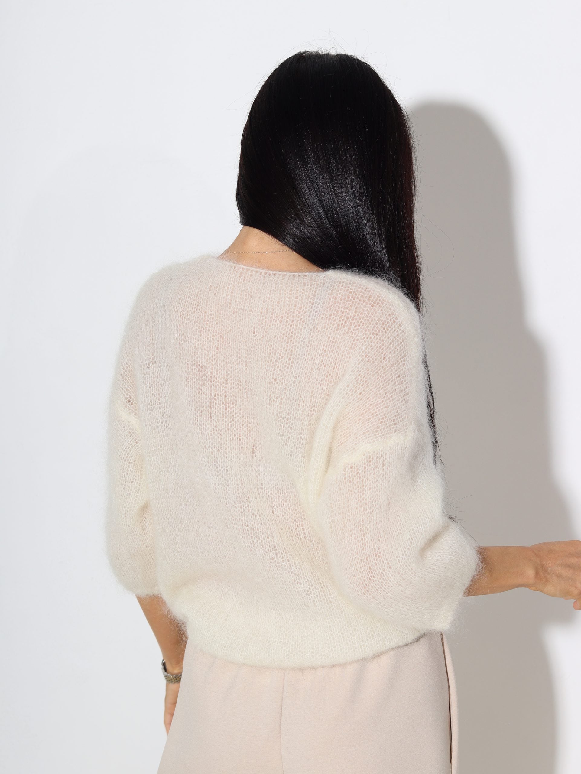 Balts mohēras adījuma džemperis ar 'V' dekoltē - 16960