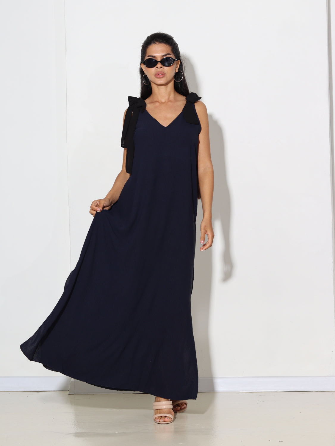 Tumši zila kleita ar melnām bantes lencēm - 15616