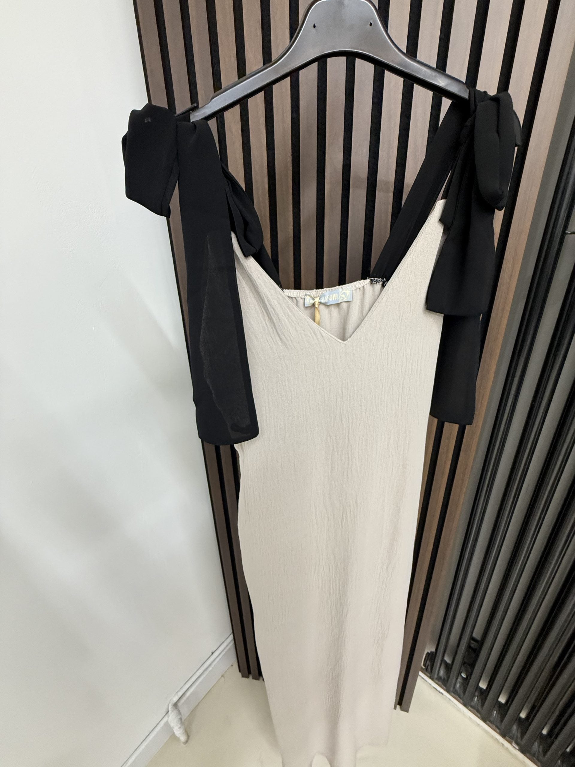 Taupes krāsas kleita ar melnām bantes lencēm - 15617