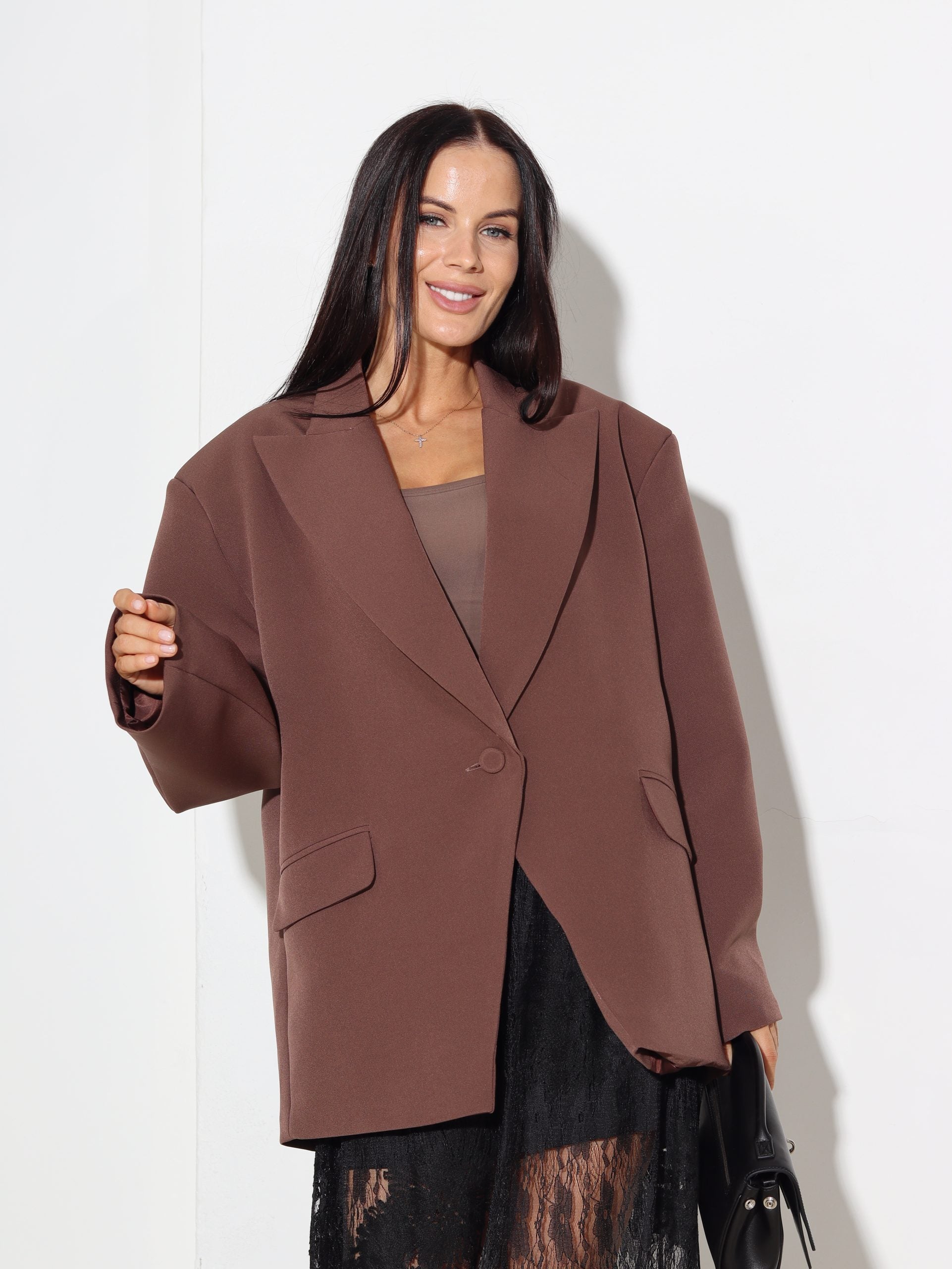 Gaiši brūnas krāsas oversize žakete ar pogas aizdari - 16321