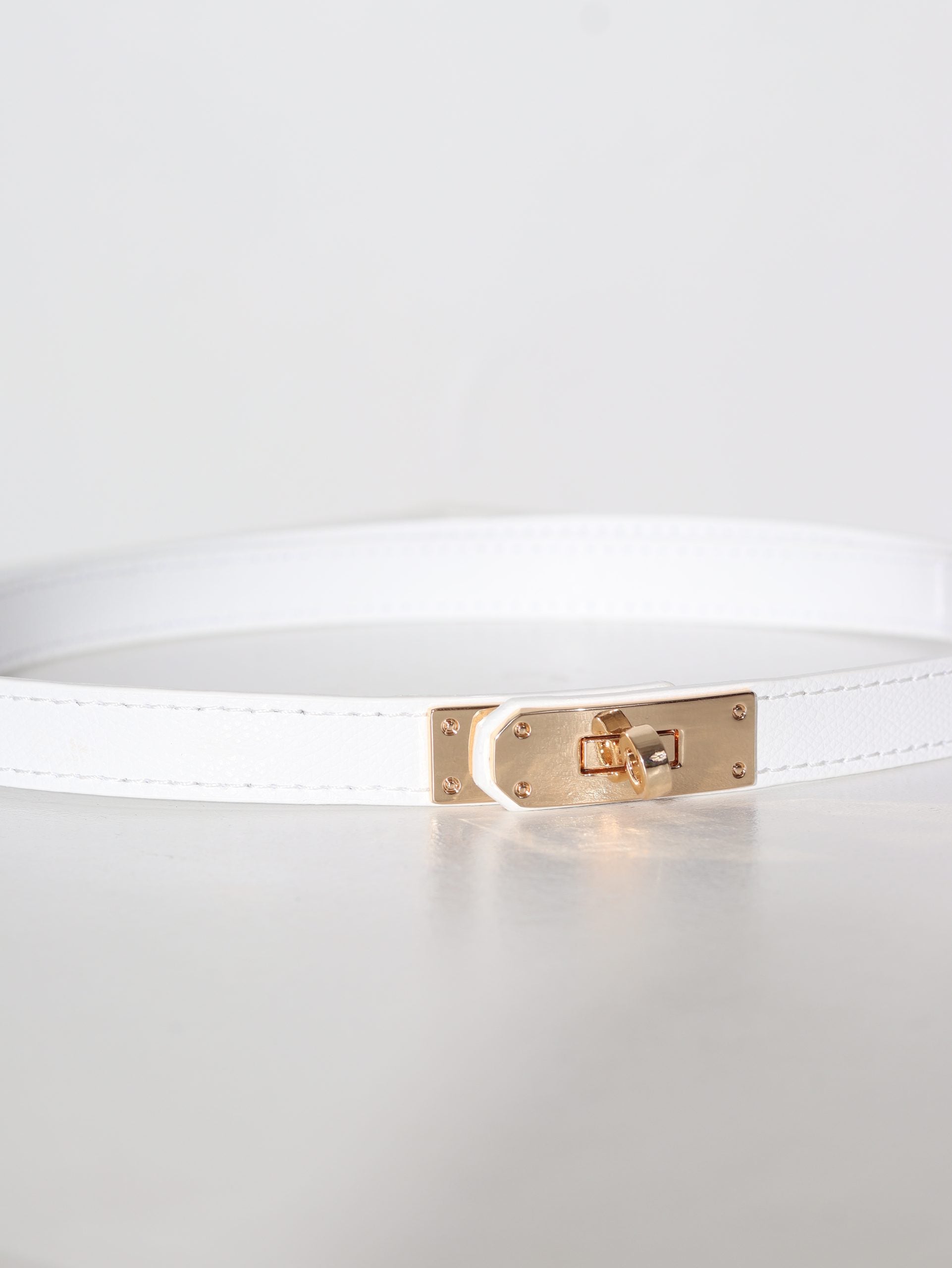 Balta d/a regulējama josta ar zelta āķīša aizdari - 15962