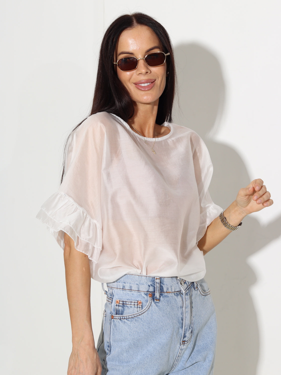 Balts, plāns, tops ar īsu piedurknes volānu - 15654