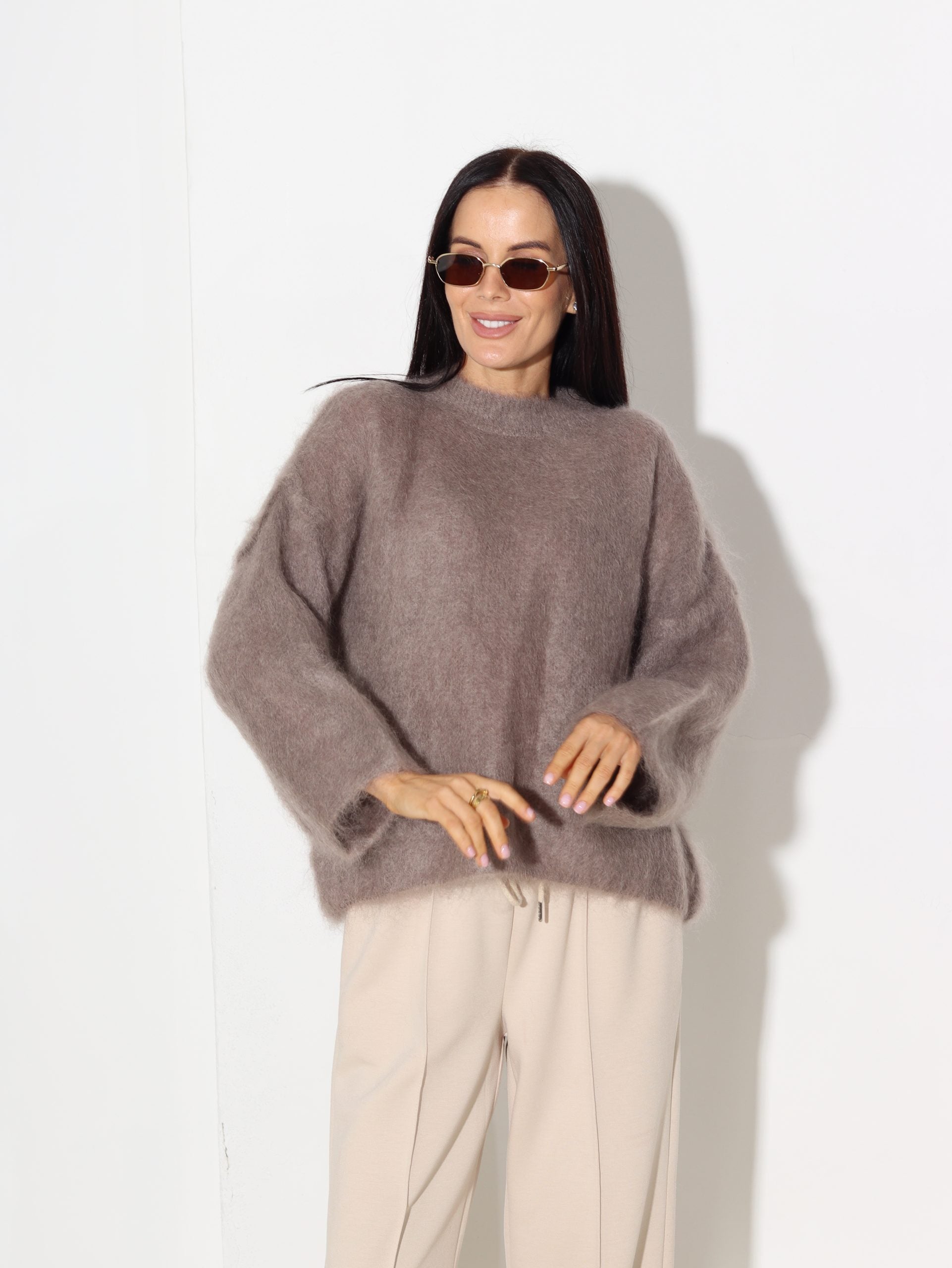 Taupes tonī mohēras džemperis 'Oversize', īsa piedurkne - 16943