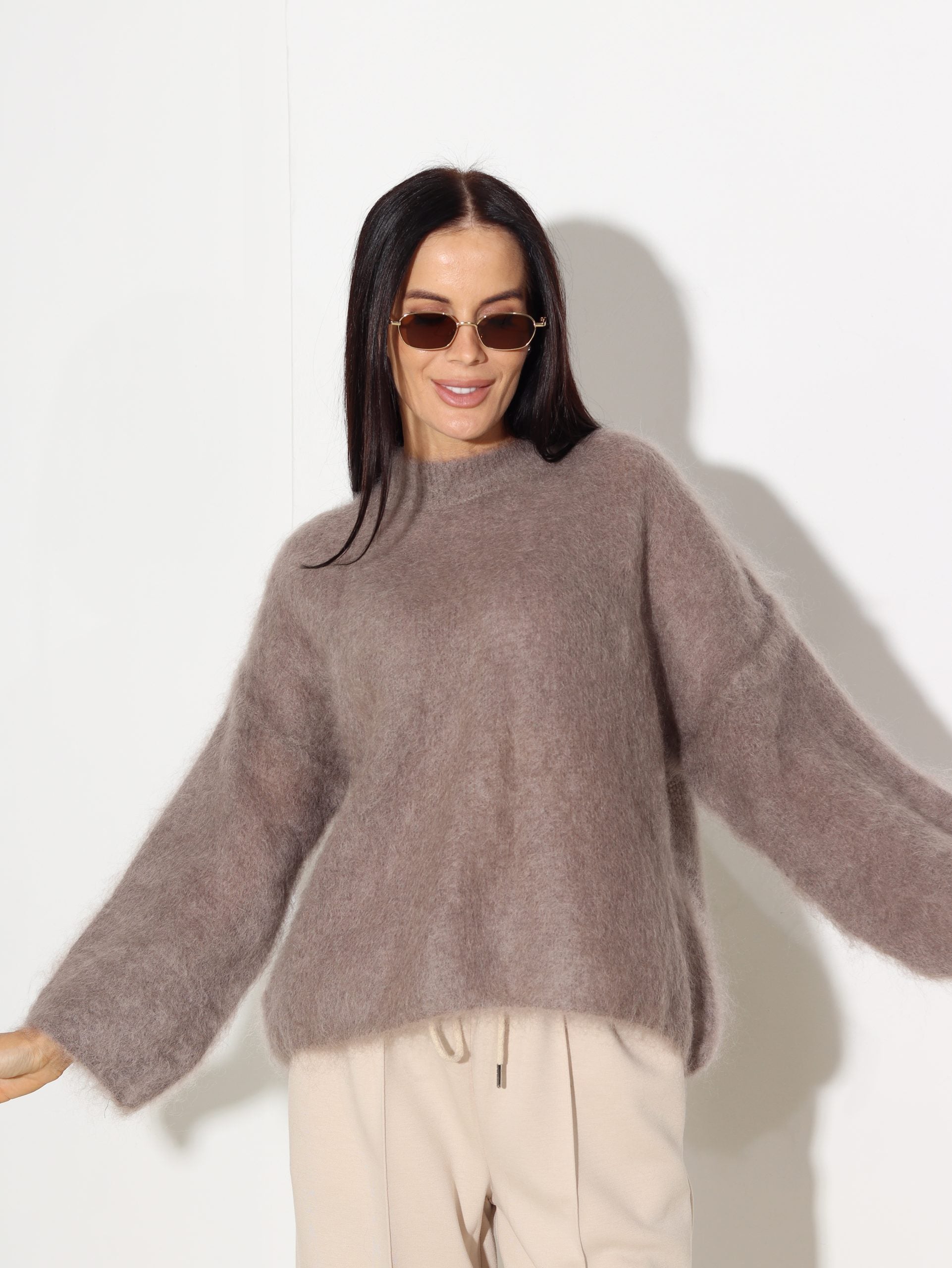 Taupes tonī mohēras džemperis 'Oversize', īsa piedurkne - 16943