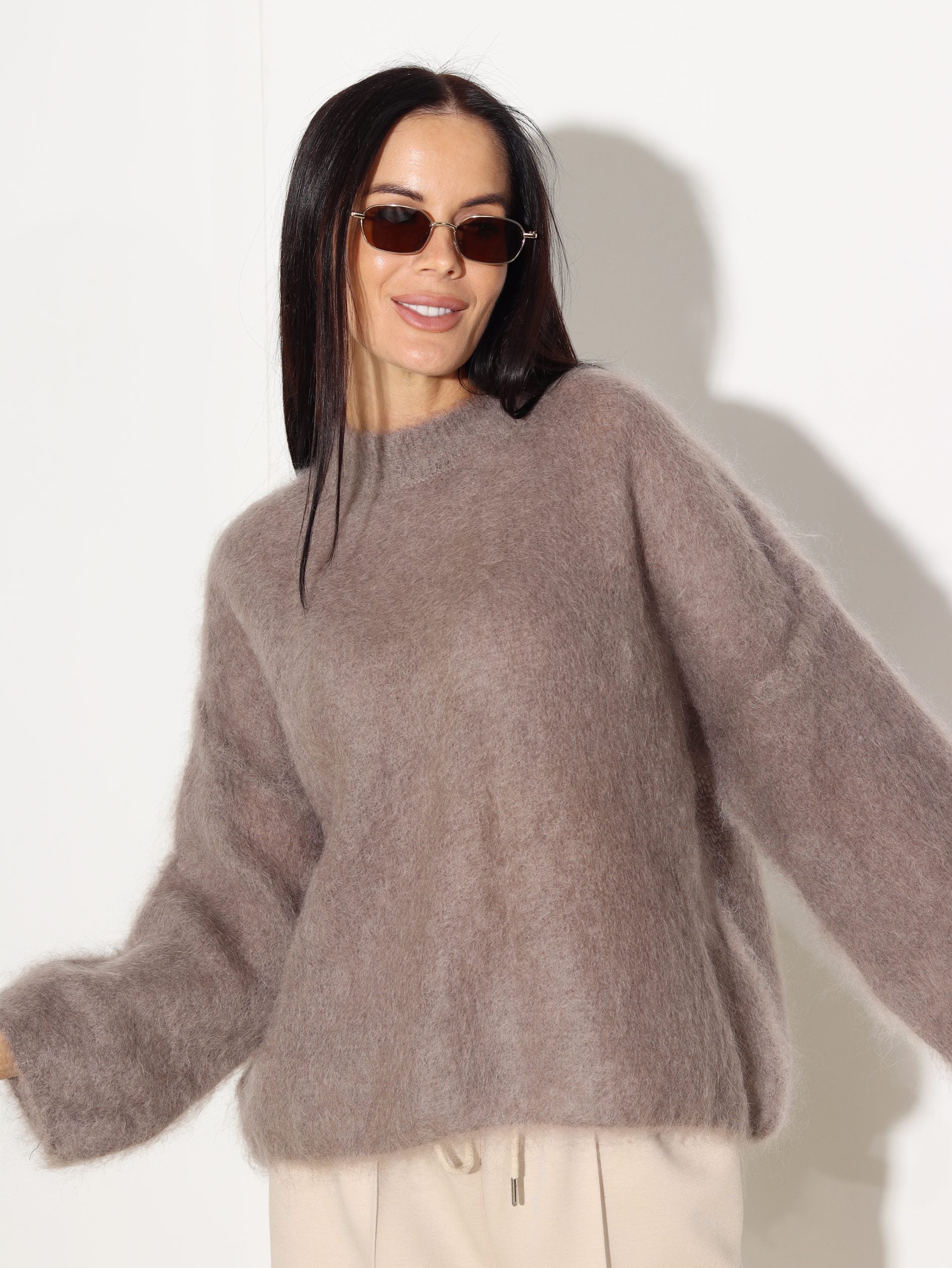 Taupes tonī mohēras džemperis 'Oversize', īsa piedurkne - 16943