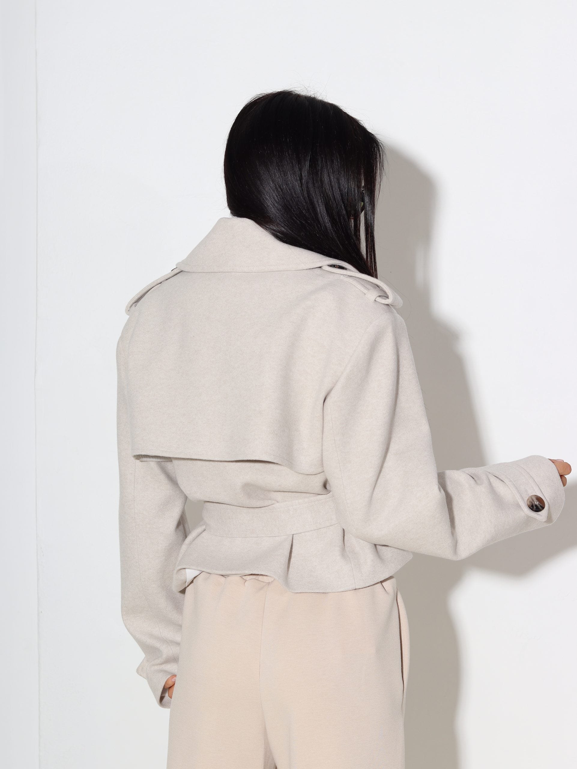 Bēša auduma virsjaka, īsa ar jostiņu - 16328