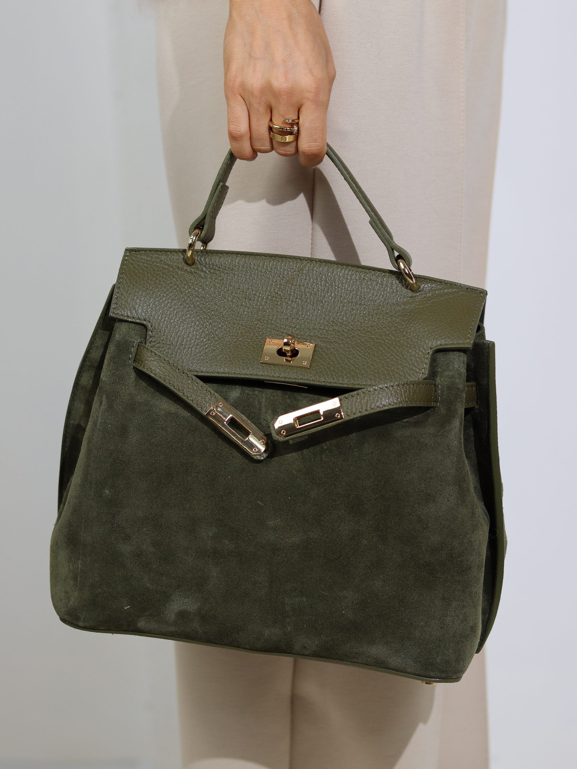 Zaļa zamšādas mix soma ar dekoratīvām jostiņām - 16936