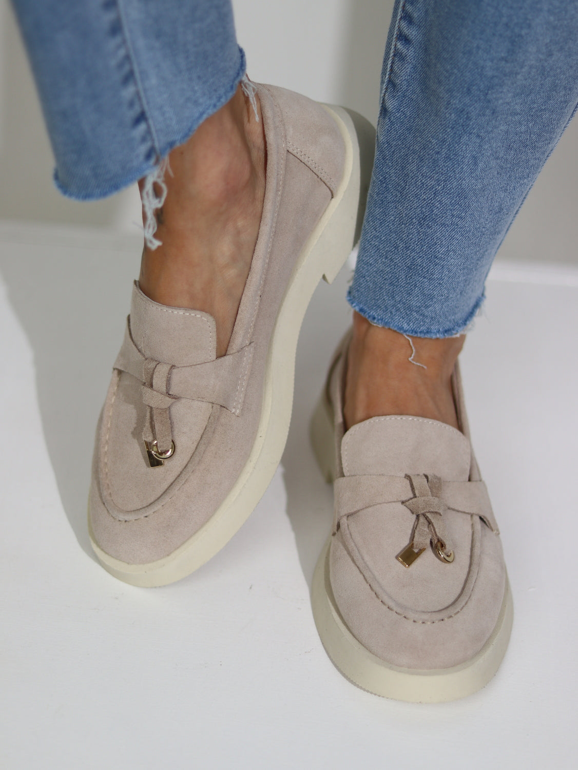 Bēšas slēgtas kurpes d.zamšādas ar skariņu - 15676