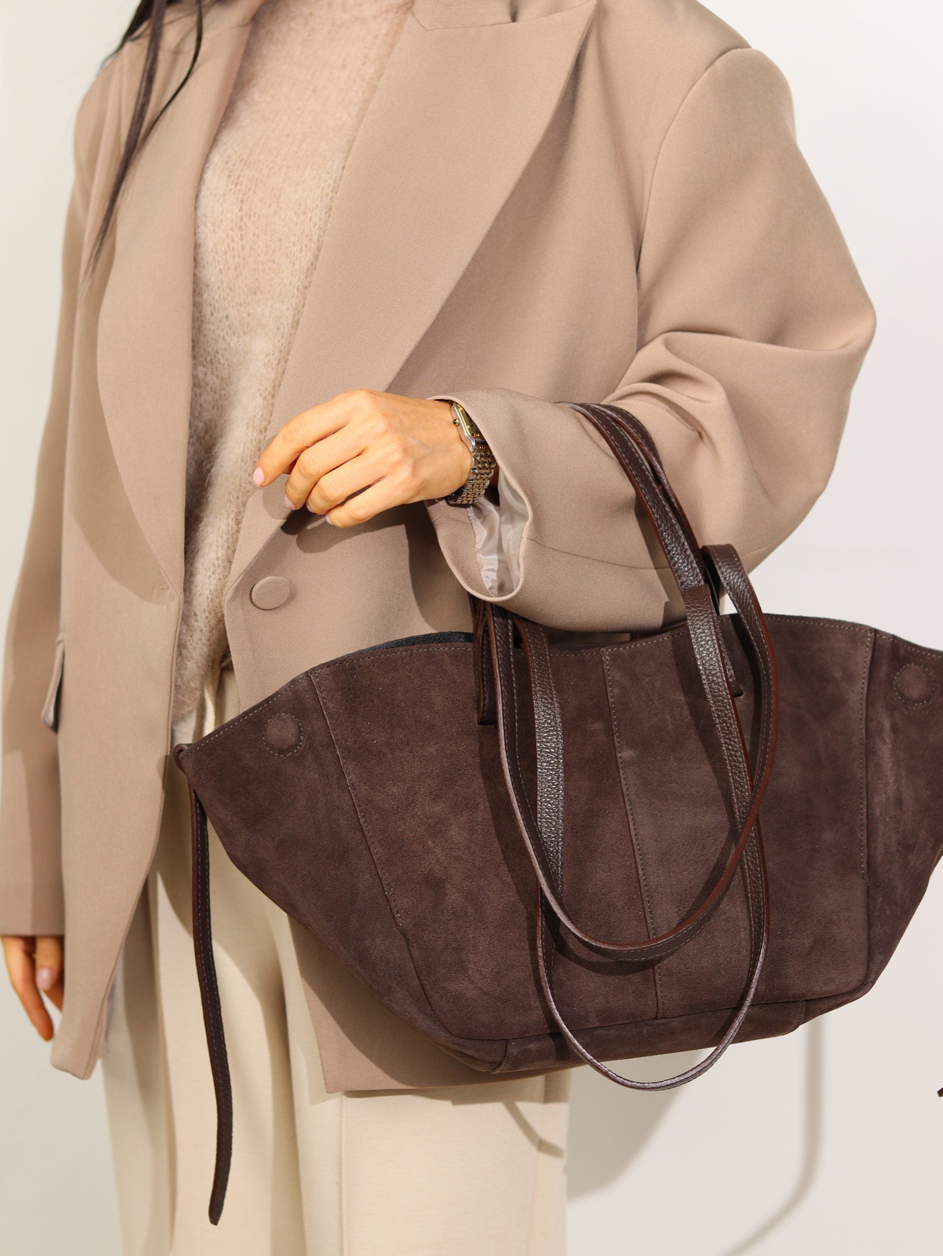 Tumši brūna , zamšādas soma ar četrām lencēm un magnētiem sānos - 15070