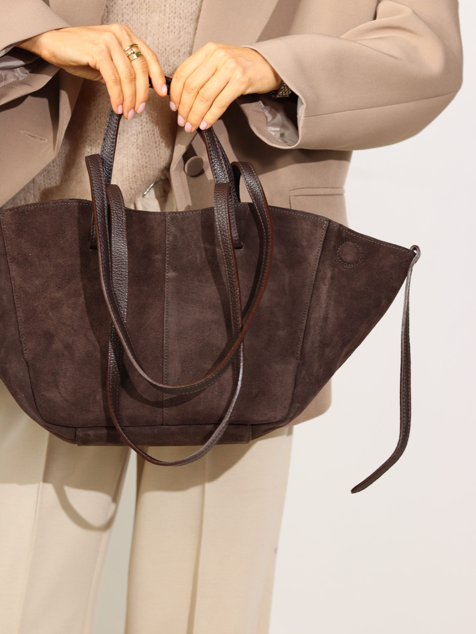 Tumši brūna , zamšādas soma ar četrām lencēm un magnētiem sānos - 15070