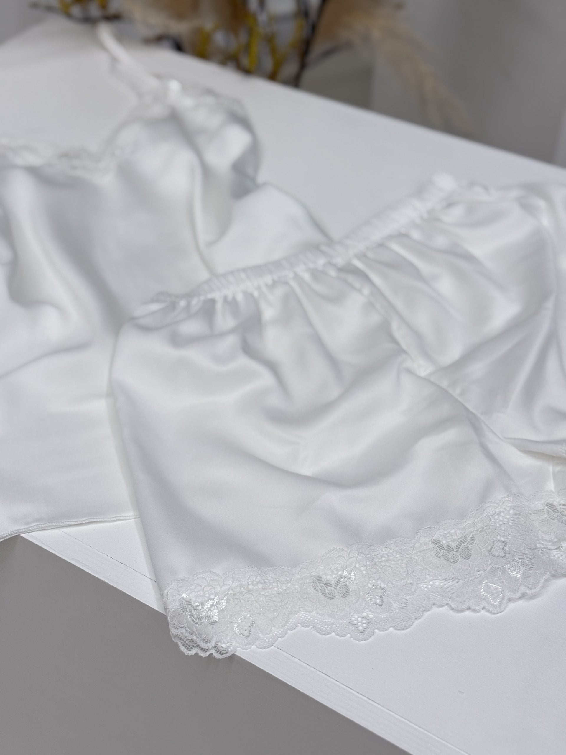 Balts, zīdīga auduma naktsveļas komplekts (tops + šorti) - 14798