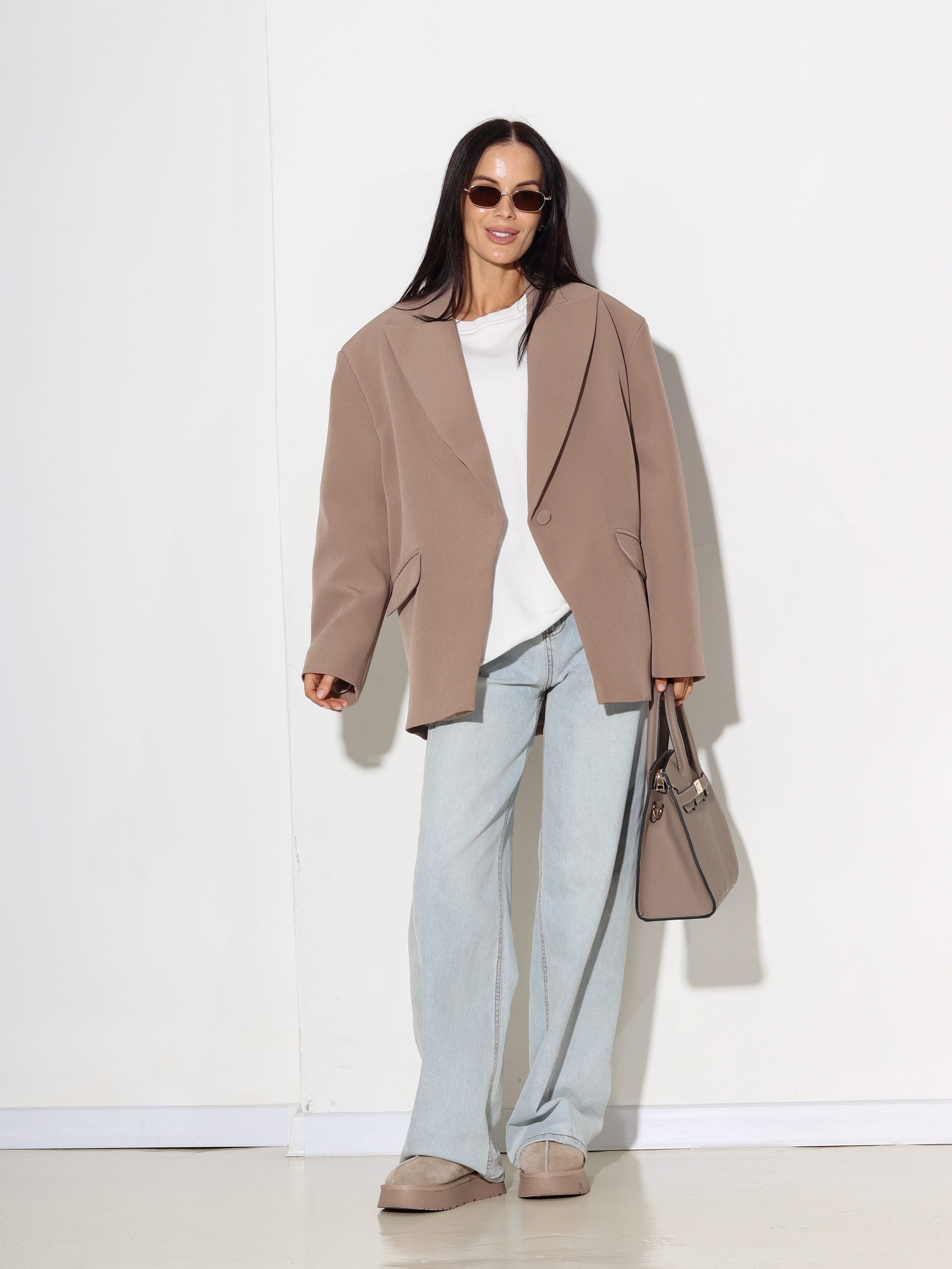 Bēšas krāsas oversize žakete ar pogas aizdari - 16319