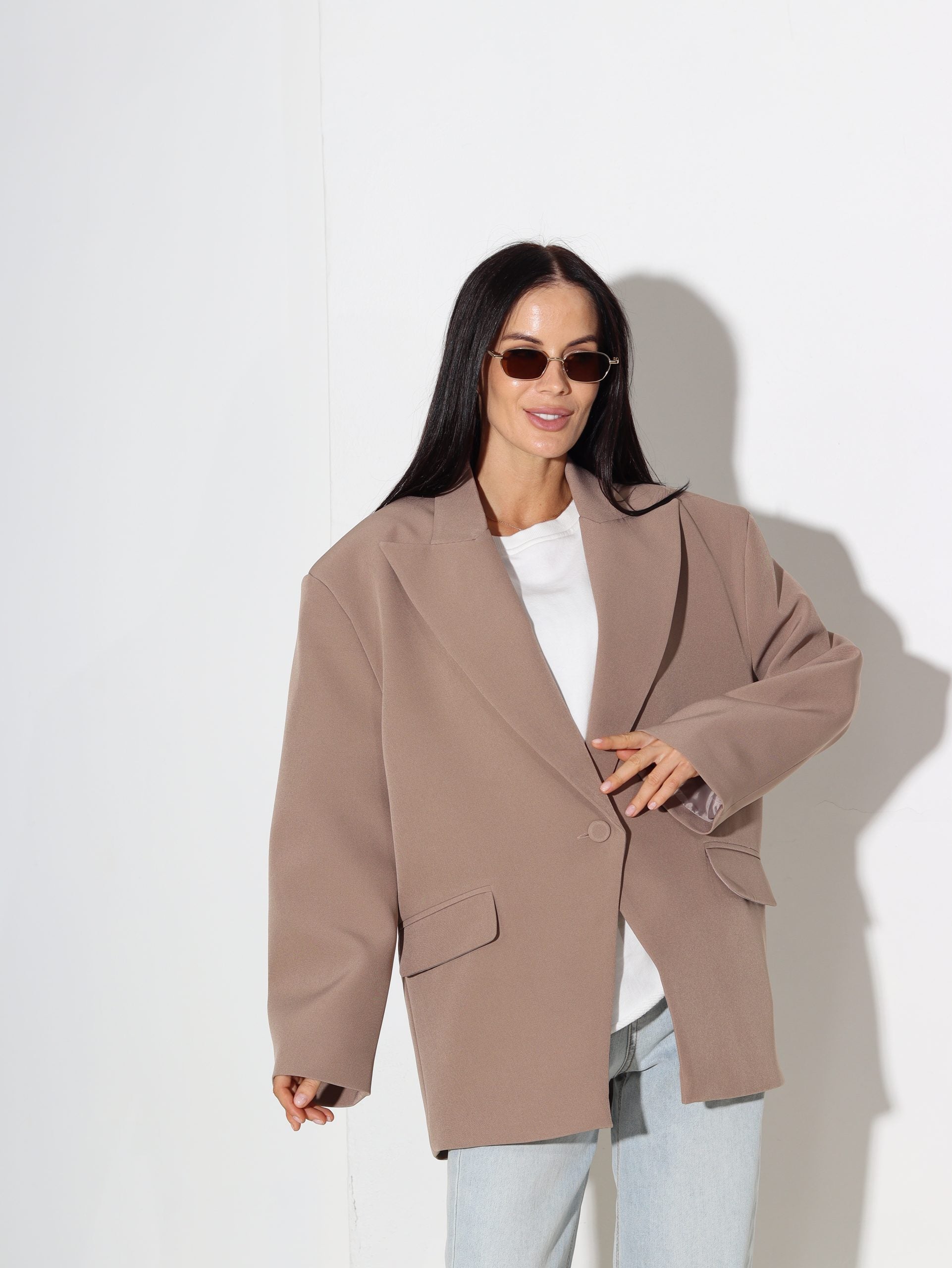 Bēšas krāsas oversize žakete ar pogas aizdari - 16319