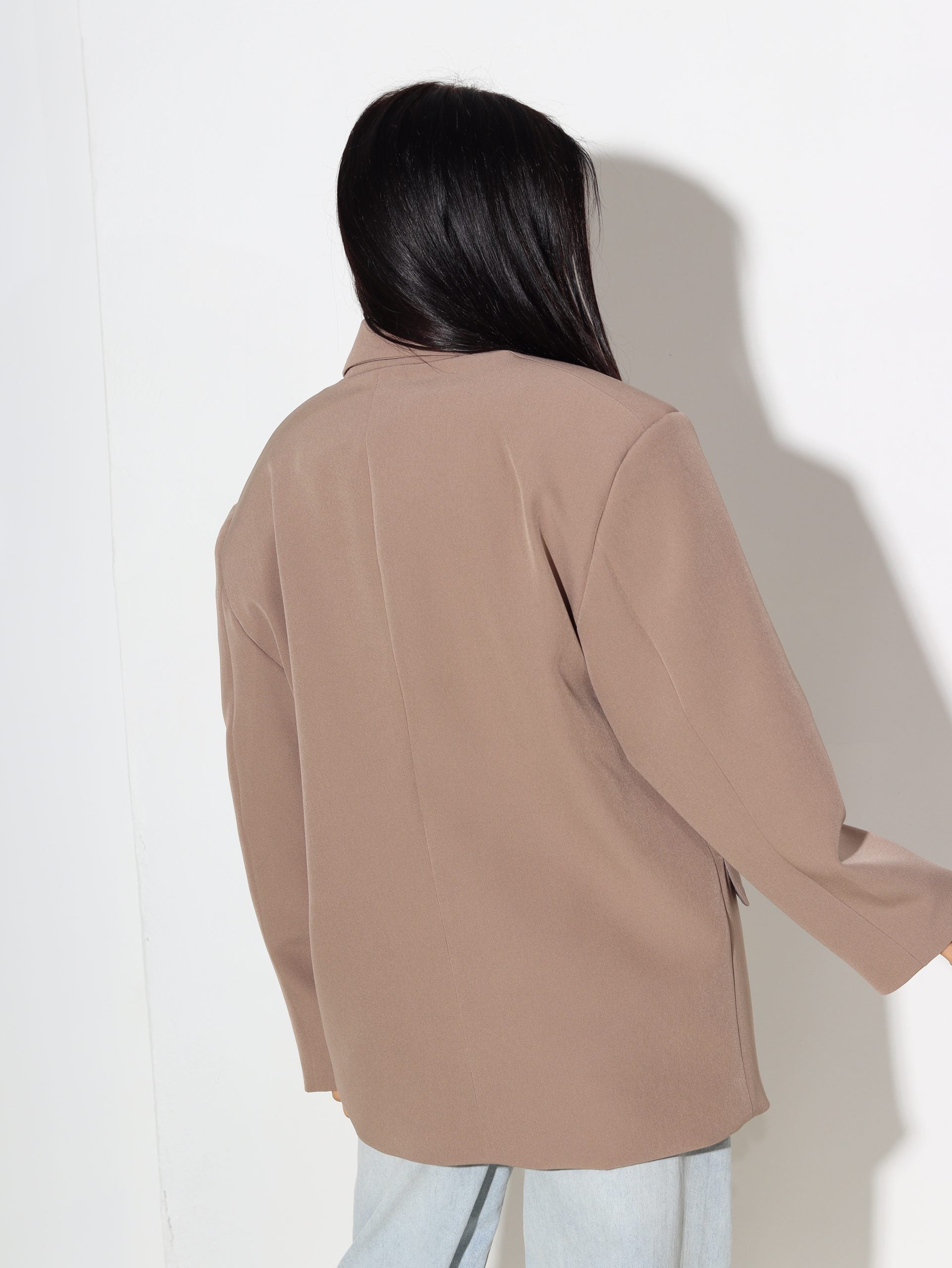 Bēšas krāsas oversize žakete ar pogas aizdari - 16319