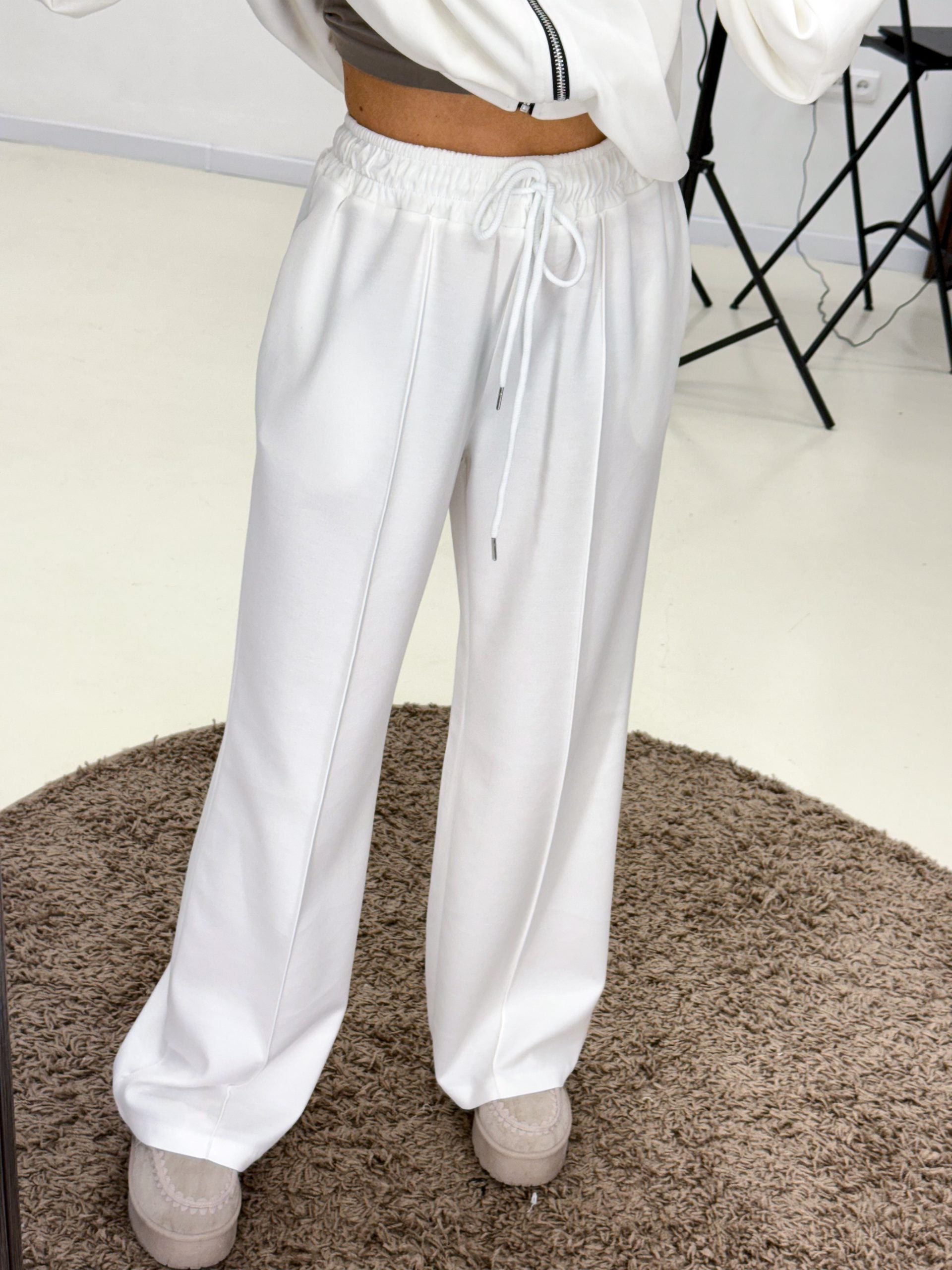 Baltas brīvā stila bikses ar viduslīniju staros - 14339