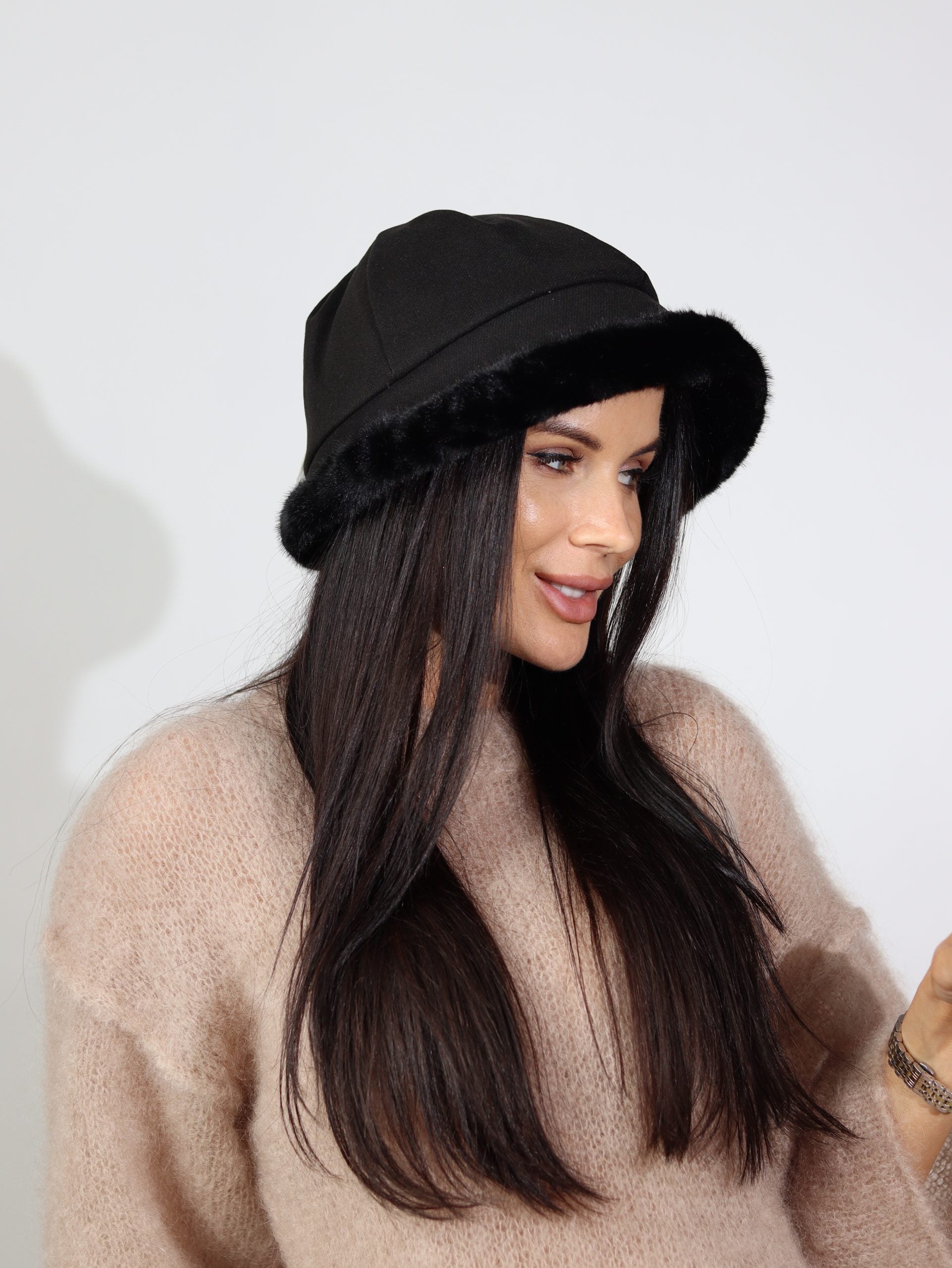 Melna "Bucket" tipa cepure ar siltinājumu - 16988