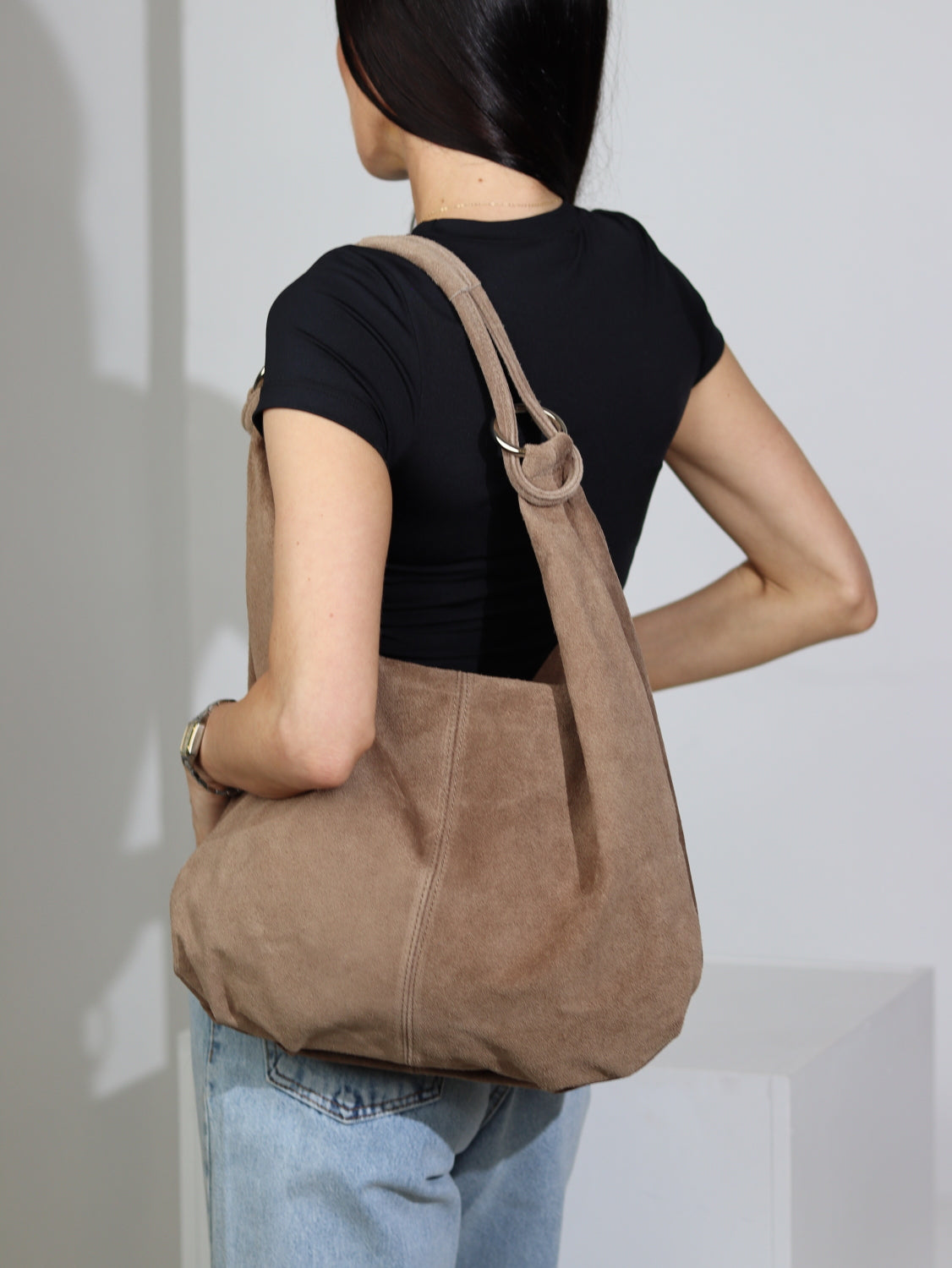 Taupes krāsas mīksta zamšādas soma ar cilpiņrokturi - 15752