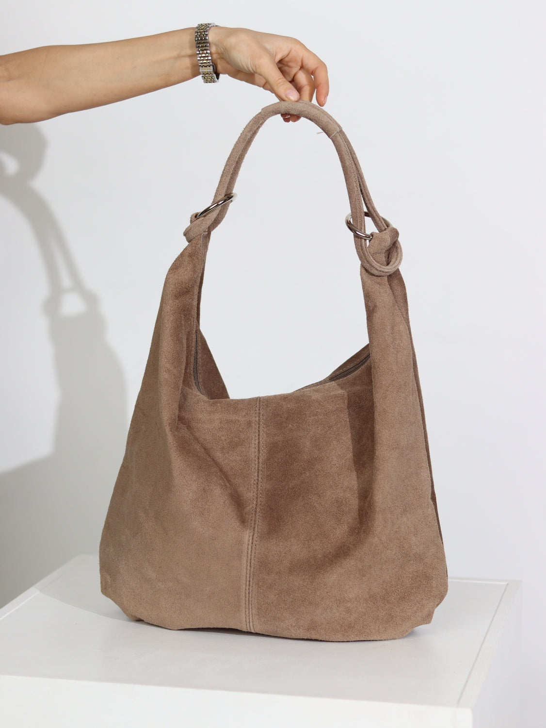 Taupes krāsas mīksta zamšādas soma ar cilpiņrokturi - 15752