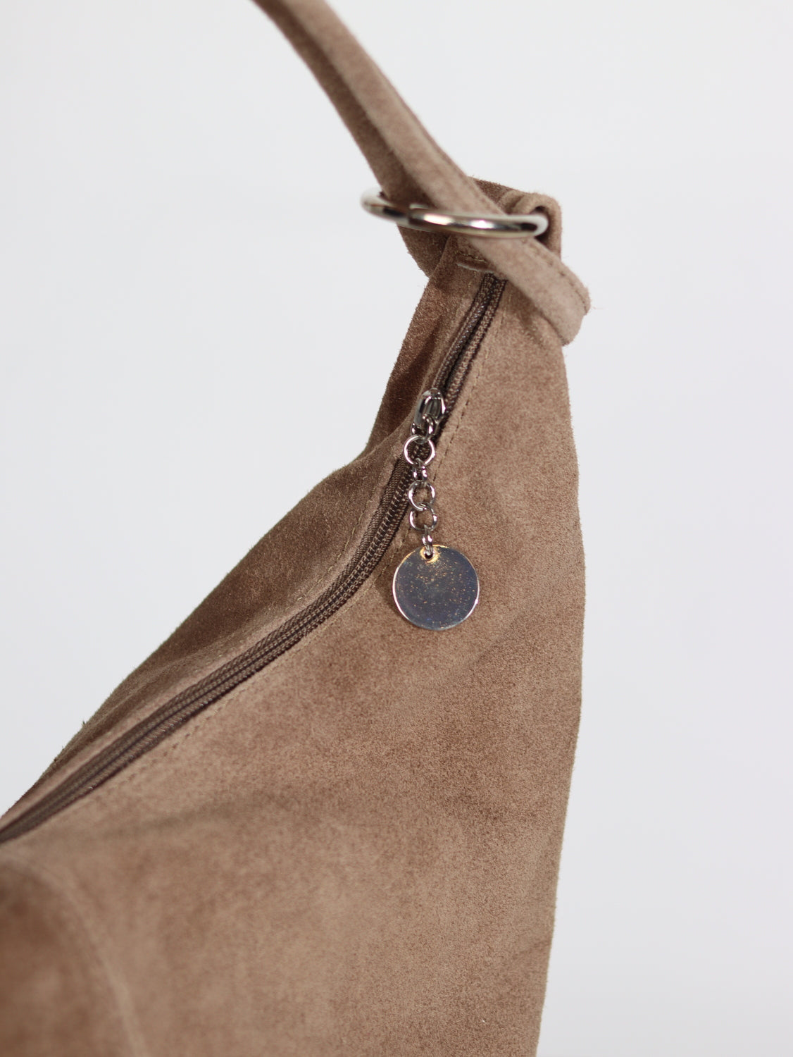 Taupes krāsas mīksta zamšādas soma ar cilpiņrokturi - 15752