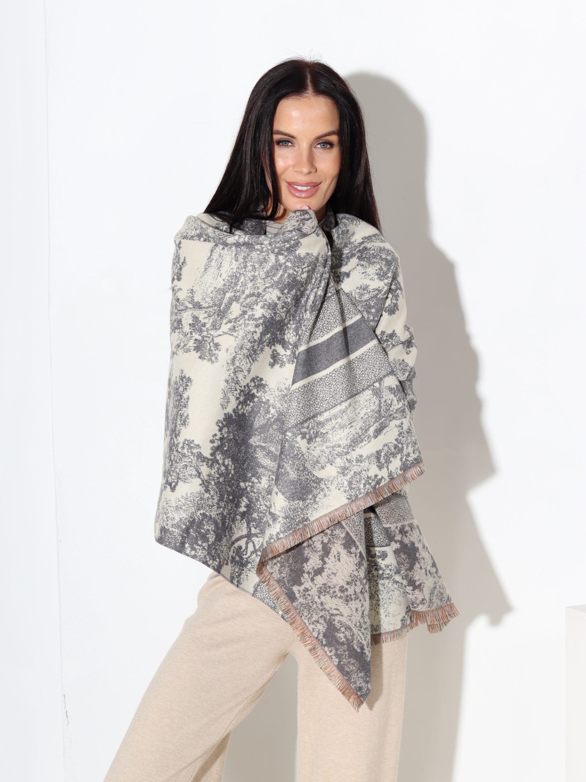 Pelēka šalle ar gleznas printu - 17424