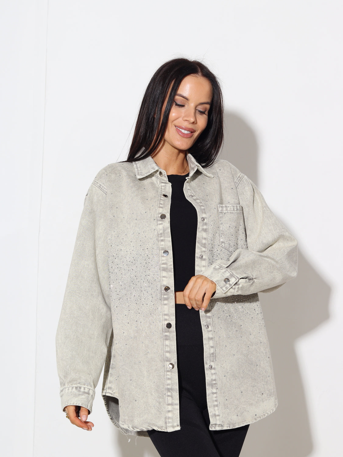 Bēšizaļš džinsa krekls ar mirdzoša akmentiņa akcentu - 14891