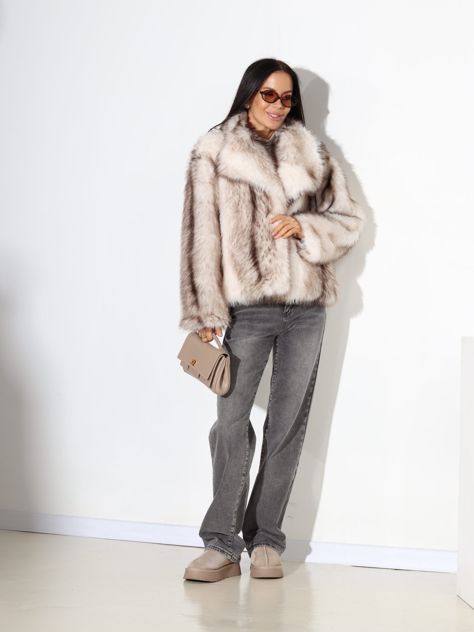 Balts + brūns īss m/ā kažoks ar klasisku atloku - 17754